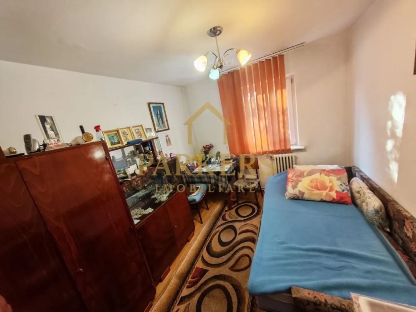 Vand apartament 4 camere Manastur Cluj-Napoca - Apartamentul dispune de o suprafata de 77 mp, la care se adauga un balcon cu suprafata de 4mp, inchis cu geamuri termopan. Locuinta se afla la etajul 1 din 4 pe de pe strada Grigore Alexandrescu, cartierul Manastur Cluj-Napoca. Dispune de geamuri termopan, blocul fiind izolat termic. Compartimentarea se prezinta astfel: -hol; -bucatarie, -3 dormitor; -living -1 baie +1 baue de serviciu -1 debara depozitare unelte - 2 boxe la subsolul cladirii Apartamentul se afla intr-o zona foarte linistita a cartierului avand in fata blocului o gradinita.Statie CTP la 2 minute de mers pe jos.Magazine si alte facilitati in zona apropiata. Pret 215000 euro negociabil. Tel. 07******13 sau 07******44. }}