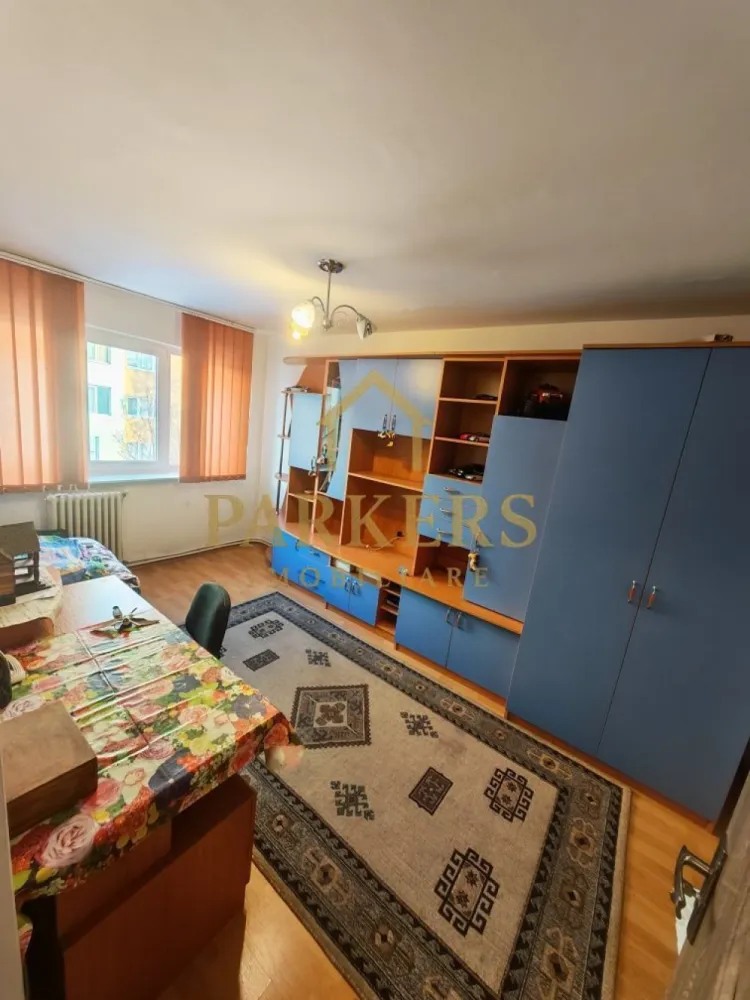 Vand apartament 4 camere Manastur Cluj-Napoca - Apartamentul dispune de o suprafata de 77 mp, la care se adauga un balcon cu suprafata de 4mp, inchis cu geamuri termopan. Locuinta se afla la etajul 1 din 4 pe de pe strada Grigore Alexandrescu, cartierul Manastur Cluj-Napoca. Dispune de geamuri termopan, blocul fiind izolat termic. Compartimentarea se prezinta astfel: -hol; -bucatarie, -3 dormitor; -living -1 baie +1 baue de serviciu -1 debara depozitare unelte - 2 boxe la subsolul cladirii Apartamentul se afla intr-o zona foarte linistita a cartierului avand in fata blocului o gradinita.Statie CTP la 2 minute de mers pe jos.Magazine si alte facilitati in zona apropiata. Pret 215000 euro negociabil. Tel. 07******13 sau 07******44. }}