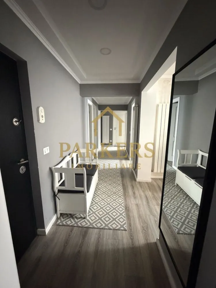 Apartament de vanzare 3 camere 65 mp utili in Cluj-Napoca - Parkers Imobiliare vă propune spre vânzare un apartament cu 3 camere, situat la parter, cu o suprafață utilă de 65 mp, ideal pentru locuință proprie sau investiție. Apartamentul este decomandat, oferind un spațiu generos, bine organizat și luminos. Proprietatea beneficiază de finisaje de înaltă calitate, iar camerele sunt amenajate într-un stil modern și funcțional. Locuința dispune de două băi complet utilate, una dintre acestea fiind dotată cu duș/cadă, toaletă și chiuvetă, oferind un plus de confort. Bucătăria este complet mobilată și utilată, fiind echipată cu electrocasnice moderne. Compartimentare: bucătărie living / sufragerie dormitor dormitor secundar hol dressing 2 băi Localizare excelentă Imobilul este amplasat într-o zonă foarte bine cotată, cu acces rapid către centre comerciale (Iulius Mall), instituții de învățământ și puncte de interes urban. Transportul public este ușor accesibil, iar în imediata apropiere se află parcuri și zone de recreere, ideale pentru familii sau pentru un stil de viață activ. Beneficii suplimentare: spațiu de depozitare de 2 mp pivniță de 8 mp, ideală pentru depozitare Vă invităm la vizionare pentru a descoperi toate avantajele acestei proprietăți. Contactați Parkers Imobiliare pentru detalii suplimentare și programarea unei vizionări! }}