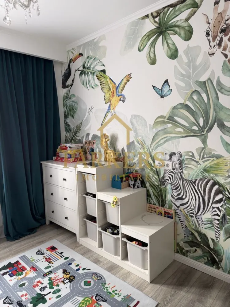 Apartament de vanzare 3 camere 65 mp utili in Cluj-Napoca - Parkers Imobiliare vă propune spre vânzare un apartament cu 3 camere, situat la parter, cu o suprafață utilă de 65 mp, ideal pentru locuință proprie sau investiție. Apartamentul este decomandat, oferind un spațiu generos, bine organizat și luminos. Proprietatea beneficiază de finisaje de înaltă calitate, iar camerele sunt amenajate într-un stil modern și funcțional. Locuința dispune de două băi complet utilate, una dintre acestea fiind dotată cu duș/cadă, toaletă și chiuvetă, oferind un plus de confort. Bucătăria este complet mobilată și utilată, fiind echipată cu electrocasnice moderne. Compartimentare: bucătărie living / sufragerie dormitor dormitor secundar hol dressing 2 băi Localizare excelentă Imobilul este amplasat într-o zonă foarte bine cotată, cu acces rapid către centre comerciale (Iulius Mall), instituții de învățământ și puncte de interes urban. Transportul public este ușor accesibil, iar în imediata apropiere se află parcuri și zone de recreere, ideale pentru familii sau pentru un stil de viață activ. Beneficii suplimentare: spațiu de depozitare de 2 mp pivniță de 8 mp, ideală pentru depozitare Vă invităm la vizionare pentru a descoperi toate avantajele acestei proprietăți. Contactați Parkers Imobiliare pentru detalii suplimentare și programarea unei vizionări! }}