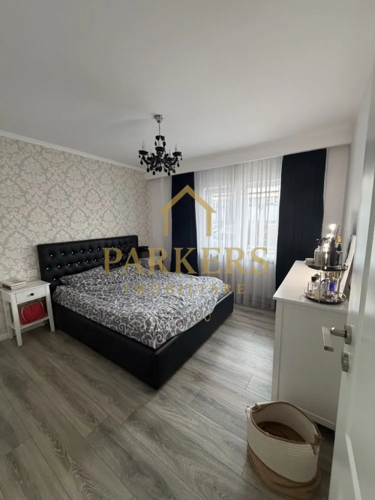 Apartament de vanzare 3 camere 65 mp utili in Cluj-Napoca - Parkers Imobiliare vă propune spre vânzare un apartament cu 3 camere, situat la parter, cu o suprafață utilă de 65 mp, ideal pentru locuință proprie sau investiție. Apartamentul este decomandat, oferind un spațiu generos, bine organizat și luminos. Proprietatea beneficiază de finisaje de înaltă calitate, iar camerele sunt amenajate într-un stil modern și funcțional. Locuința dispune de două băi complet utilate, una dintre acestea fiind dotată cu duș/cadă, toaletă și chiuvetă, oferind un plus de confort. Bucătăria este complet mobilată și utilată, fiind echipată cu electrocasnice moderne. Compartimentare: bucătărie living / sufragerie dormitor dormitor secundar hol dressing 2 băi Localizare excelentă Imobilul este amplasat într-o zonă foarte bine cotată, cu acces rapid către centre comerciale (Iulius Mall), instituții de învățământ și puncte de interes urban. Transportul public este ușor accesibil, iar în imediata apropiere se află parcuri și zone de recreere, ideale pentru familii sau pentru un stil de viață activ. Beneficii suplimentare: spațiu de depozitare de 2 mp pivniță de 8 mp, ideală pentru depozitare Vă invităm la vizionare pentru a descoperi toate avantajele acestei proprietăți. Contactați Parkers Imobiliare pentru detalii suplimentare și programarea unei vizionări! }}