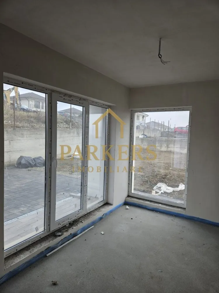 Vând Casa tip Duplex - !!️Ultimele 2 unitati!!! Duplex 4 camere de vanzare #gaz #apa #curent #canalizare #incalzirepardoseala P+E #2parcari CHINTENI, la 8 km de Auchan Iris Teren 332mp 119 mp utili ,curte 240 mp P+E -parter:living+zona de dining, bucatarie separata+camara(cu geam), spatiu depozitare, baie(cu geam), casa scarii, terasa -etaj: dormitor matrimonial cu baie proprie(cu geam), dormitor cu dressing generos, dormitor, baie si balcon Exterior finisat.curte pavata. Parcare proprie. Pt informatii suplimentare puteti sa ma contactati la telefon sau pe whatsapp la nr 07******33 }}