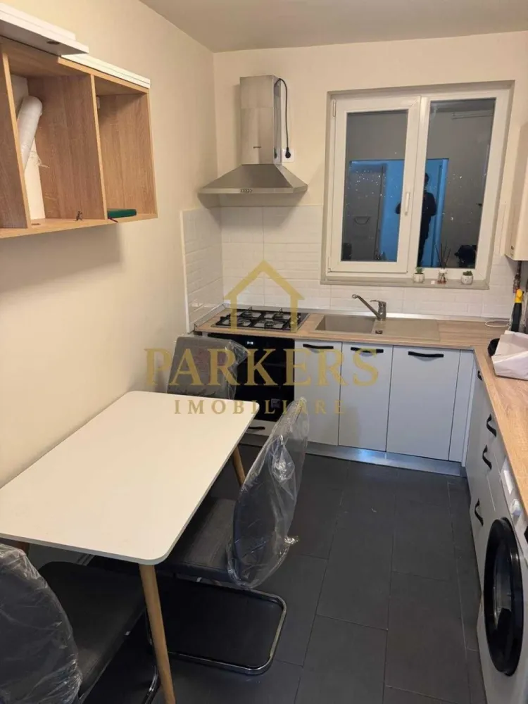 Inchiriez 3 camere decomandate,GRUIA ,langa stadion CFR, cu parcare - Inchiriez 3 camere decomandate ,prosapat renovat,mobilier nou,tamplarie termopan cu sticla tripan,aer conditionat ,balcon deschis,cheltuieli de intretinere modeste,Bucatarie dotata cu plita gaz,cuptor electric,masina splat vase,masina spalat rufe,hota. }}