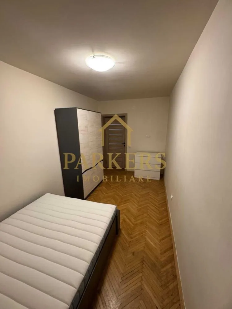 Inchiriez 3 camere decomandate,GRUIA ,langa stadion CFR, cu parcare - Inchiriez 3 camere decomandate ,prosapat renovat,mobilier nou,tamplarie termopan cu sticla tripan,aer conditionat ,balcon deschis,cheltuieli de intretinere modeste,Bucatarie dotata cu plita gaz,cuptor electric,masina splat vase,masina spalat rufe,hota. }}