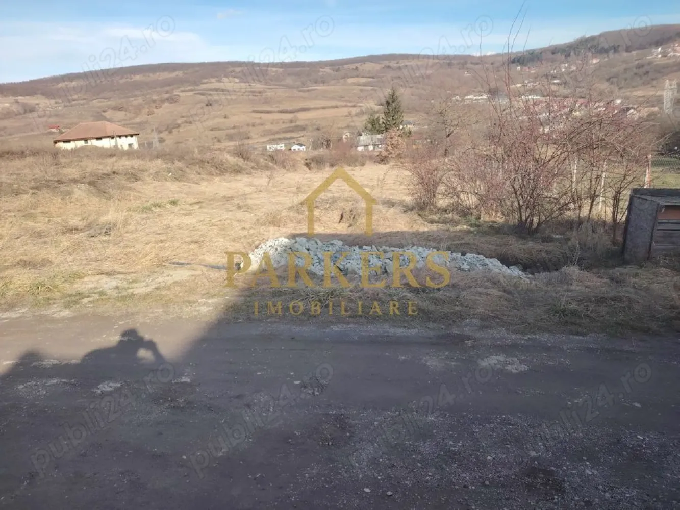 Teren de vînzare Popești - Cluj - Teren intravilan de vânzare 1000m în Popești , Cluj - Napoca . Front la drum 22.4 m cu toate utilitățile necesare. Terenul este situat într-o zonă liniștită , rezidențială , la cîteva minute de transportul în comun , și șapte minute de Lidl Calea Baciului. Terenul este liber de orice sarcini și toate actele necesare vînzării la zi . Preț 125 euro mp. Tel. . }}