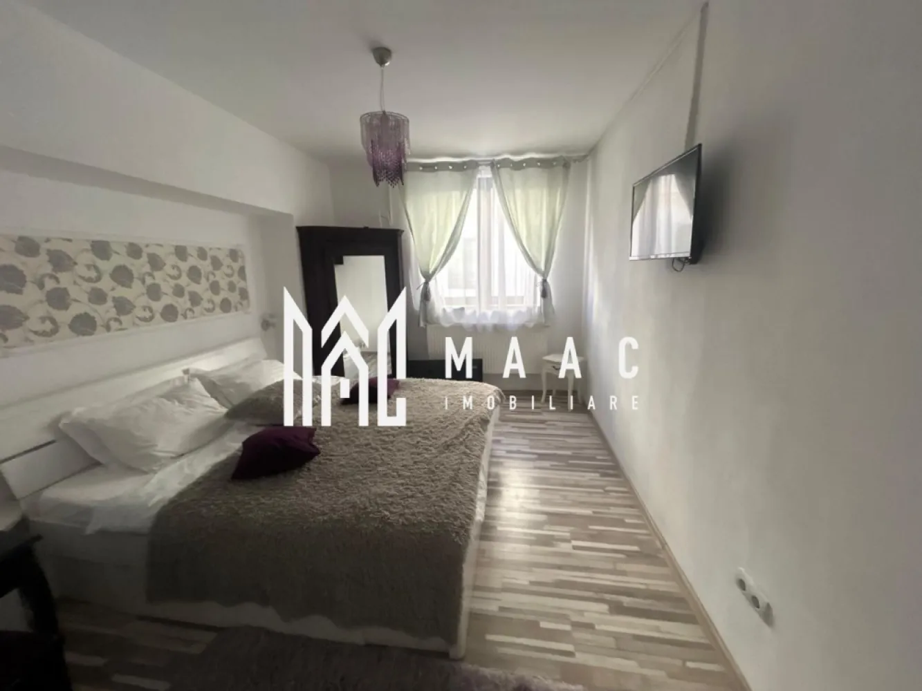 Apartament 2 Camere I 60 MPU I Pivnita I Pod I Central - MAAC Imobiliare va propune spre vanzare o proprietate mixtă, situată într-o zonă centrală a Sibiului, pe Strada Nouă – o oportunitate excelentă atât pentru investiție, cât și pentru locuit sau desfășurarea unei activități comerciale. Proprietatea este compusă din două spații distincte, fiecare cu acces separat, contorizare individuală și anexe proprii. Garsonieră cu acces din curte privată. Intrarea se face printr-o curte privată, oferind intimitate și liniște, chiar în centrul orașului. Compartimentare: Cameră luminoasă Bucătărie separată Hol generos Baie Al doilea spațiu – Ideal pentru activitate comercială sau locuință Al doilea imobil beneficiază de intrare directă din stradă, ceea ce îl face perfect pentru: Spațiu comercial (birou, salon, cabinet, magazin etc.) Garsonieră pentru locuit Compartimentare: Cameră spațioasă Baie proprie Anexe și dotări: Pivniță pentru fiecare spațiu Pod pentru depozitare Contor de curent separat pentru fiecare proprietate Instalație electrică schimbată recent Centrală termică proprie Renovate recent cu materiale de calitate Imobile foarte bine întreținute Potențial investițional ridicat Fiind situate în zona centrală a Sibiului, ambele proprietăți oferă: Potențial excelent pentru închiriere pe termen lung Posibilitate de exploatare în regim hotelier Versatilitate în utilizare (locuință + business) O proprietate rară prin poziționare și flexibilitate – ideală pentru cei care doresc să îmbine confortul locuirii cu oportunitatea unei afaceri sau a unei investiții sigure. Pentru mai multe detalii si programarea unei vizionari va rugam sa specificati ID: CP2939443. }}
