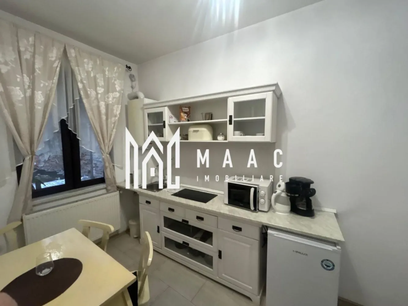Apartament 2 Camere I 60 MPU I Pivnita I Pod I Central - MAAC Imobiliare va propune spre vanzare o proprietate mixtă, situată într-o zonă centrală a Sibiului, pe Strada Nouă – o oportunitate excelentă atât pentru investiție, cât și pentru locuit sau desfășurarea unei activități comerciale. Proprietatea este compusă din două spații distincte, fiecare cu acces separat, contorizare individuală și anexe proprii. Garsonieră cu acces din curte privată. Intrarea se face printr-o curte privată, oferind intimitate și liniște, chiar în centrul orașului. Compartimentare: Cameră luminoasă Bucătărie separată Hol generos Baie Al doilea spațiu – Ideal pentru activitate comercială sau locuință Al doilea imobil beneficiază de intrare directă din stradă, ceea ce îl face perfect pentru: Spațiu comercial (birou, salon, cabinet, magazin etc.) Garsonieră pentru locuit Compartimentare: Cameră spațioasă Baie proprie Anexe și dotări: Pivniță pentru fiecare spațiu Pod pentru depozitare Contor de curent separat pentru fiecare proprietate Instalație electrică schimbată recent Centrală termică proprie Renovate recent cu materiale de calitate Imobile foarte bine întreținute Potențial investițional ridicat Fiind situate în zona centrală a Sibiului, ambele proprietăți oferă: Potențial excelent pentru închiriere pe termen lung Posibilitate de exploatare în regim hotelier Versatilitate în utilizare (locuință + business) O proprietate rară prin poziționare și flexibilitate – ideală pentru cei care doresc să îmbine confortul locuirii cu oportunitatea unei afaceri sau a unei investiții sigure. Pentru mai multe detalii si programarea unei vizionari va rugam sa specificati ID: CP2939443. }}