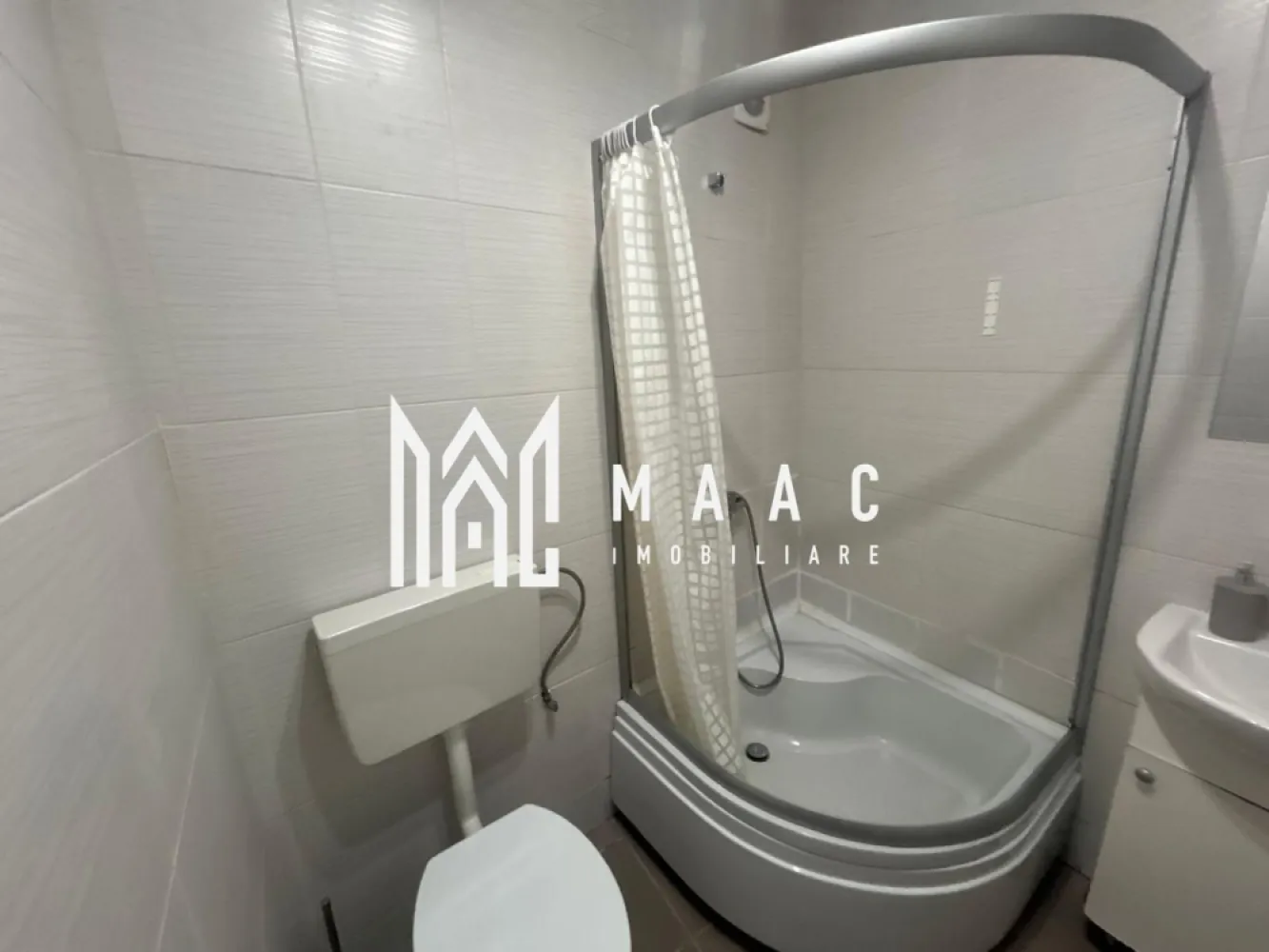 Apartament 2 Camere I 60 MPU I Pivnita I Pod I Central - MAAC Imobiliare va propune spre vanzare o proprietate mixtă, situată într-o zonă centrală a Sibiului, pe Strada Nouă – o oportunitate excelentă atât pentru investiție, cât și pentru locuit sau desfășurarea unei activități comerciale. Proprietatea este compusă din două spații distincte, fiecare cu acces separat, contorizare individuală și anexe proprii. Garsonieră cu acces din curte privată. Intrarea se face printr-o curte privată, oferind intimitate și liniște, chiar în centrul orașului. Compartimentare: Cameră luminoasă Bucătărie separată Hol generos Baie Al doilea spațiu – Ideal pentru activitate comercială sau locuință Al doilea imobil beneficiază de intrare directă din stradă, ceea ce îl face perfect pentru: Spațiu comercial (birou, salon, cabinet, magazin etc.) Garsonieră pentru locuit Compartimentare: Cameră spațioasă Baie proprie Anexe și dotări: Pivniță pentru fiecare spațiu Pod pentru depozitare Contor de curent separat pentru fiecare proprietate Instalație electrică schimbată recent Centrală termică proprie Renovate recent cu materiale de calitate Imobile foarte bine întreținute Potențial investițional ridicat Fiind situate în zona centrală a Sibiului, ambele proprietăți oferă: Potențial excelent pentru închiriere pe termen lung Posibilitate de exploatare în regim hotelier Versatilitate în utilizare (locuință + business) O proprietate rară prin poziționare și flexibilitate – ideală pentru cei care doresc să îmbine confortul locuirii cu oportunitatea unei afaceri sau a unei investiții sigure. Pentru mai multe detalii si programarea unei vizionari va rugam sa specificati ID: CP2939443. }}