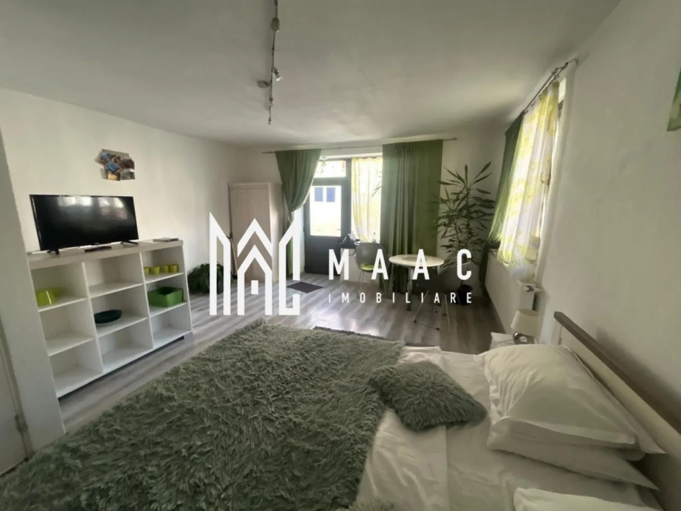 Apartament 2 Camere I 60 MPU I Pivnita I Pod I Central - MAAC Imobiliare va propune spre vanzare o proprietate mixtă, situată într-o zonă centrală a Sibiului, pe Strada Nouă – o oportunitate excelentă atât pentru investiție, cât și pentru locuit sau desfășurarea unei activități comerciale. Proprietatea este compusă din două spații distincte, fiecare cu acces separat, contorizare individuală și anexe proprii. Garsonieră cu acces din curte privată. Intrarea se face printr-o curte privată, oferind intimitate și liniște, chiar în centrul orașului. Compartimentare: Cameră luminoasă Bucătărie separată Hol generos Baie Al doilea spațiu – Ideal pentru activitate comercială sau locuință Al doilea imobil beneficiază de intrare directă din stradă, ceea ce îl face perfect pentru: Spațiu comercial (birou, salon, cabinet, magazin etc.) Garsonieră pentru locuit Compartimentare: Cameră spațioasă Baie proprie Anexe și dotări: Pivniță pentru fiecare spațiu Pod pentru depozitare Contor de curent separat pentru fiecare proprietate Instalație electrică schimbată recent Centrală termică proprie Renovate recent cu materiale de calitate Imobile foarte bine întreținute Potențial investițional ridicat Fiind situate în zona centrală a Sibiului, ambele proprietăți oferă: Potențial excelent pentru închiriere pe termen lung Posibilitate de exploatare în regim hotelier Versatilitate în utilizare (locuință + business) O proprietate rară prin poziționare și flexibilitate – ideală pentru cei care doresc să îmbine confortul locuirii cu oportunitatea unei afaceri sau a unei investiții sigure. Pentru mai multe detalii si programarea unei vizionari va rugam sa specificati ID: CP2939443. }}