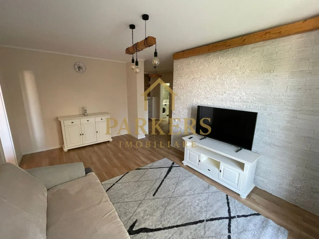 Apartament modern 2 camere Floresti etaj intermediar parcare subterana - PARKERS IMOBILIARE vă propune spre închiriere un apartament modern cu 2 camere, situat într-o zonă liniștită și aerisită, pe strada Abatorului, cu acces rapid către puncte de interes și spații verzi. În imediata apropiere se regăsesc mijloace de transport în comun, supermarketuri, loc de joacă pentru copii, Parcul Poligon, precum și numeroase zone verzi, ideale pentru relaxare. Apartamentul este amplasat la etajul 2 al unui imobil P+3E, construit în 2019, dotat cu lift. Are o suprafață utilă de 56 mp și este compartimentat eficient, după cum urmează: -hol generos, -dressing, -bucătărie închisă, -living luminos, -dormitor, -baie spațioasă, -balcon de 4 mp. Locuința se închiriază complet mobilată și utilată, fiind gata de mutare imediată. Beneficii suplimentare: loc de parcare suprateran inclus în preț pet-friendly imobil modern, cu vecini civilizați Pentru mai multe informații sau pentru programarea unei vizionări, nu ezitați să ne contactați. PARKERS IMOBILIARE – Profesionalism și eficiență în fiecare tranzacție. }}