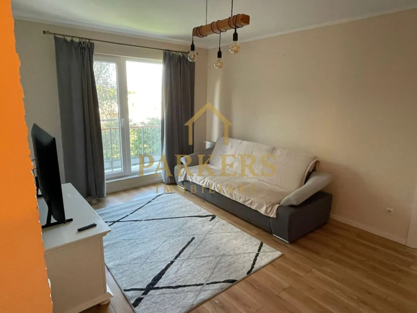 Apartament modern 2 camere Floresti etaj intermediar parcare subterana - PARKERS IMOBILIARE vă propune spre închiriere un apartament modern cu 2 camere, situat într-o zonă liniștită și aerisită, pe strada Abatorului, cu acces rapid către puncte de interes și spații verzi. În imediata apropiere se regăsesc mijloace de transport în comun, supermarketuri, loc de joacă pentru copii, Parcul Poligon, precum și numeroase zone verzi, ideale pentru relaxare. Apartamentul este amplasat la etajul 2 al unui imobil P+3E, construit în 2019, dotat cu lift. Are o suprafață utilă de 56 mp și este compartimentat eficient, după cum urmează: -hol generos, -dressing, -bucătărie închisă, -living luminos, -dormitor, -baie spațioasă, -balcon de 4 mp. Locuința se închiriază complet mobilată și utilată, fiind gata de mutare imediată. Beneficii suplimentare: loc de parcare suprateran inclus în preț pet-friendly imobil modern, cu vecini civilizați Pentru mai multe informații sau pentru programarea unei vizionări, nu ezitați să ne contactați. PARKERS IMOBILIARE – Profesionalism și eficiență în fiecare tranzacție. }}