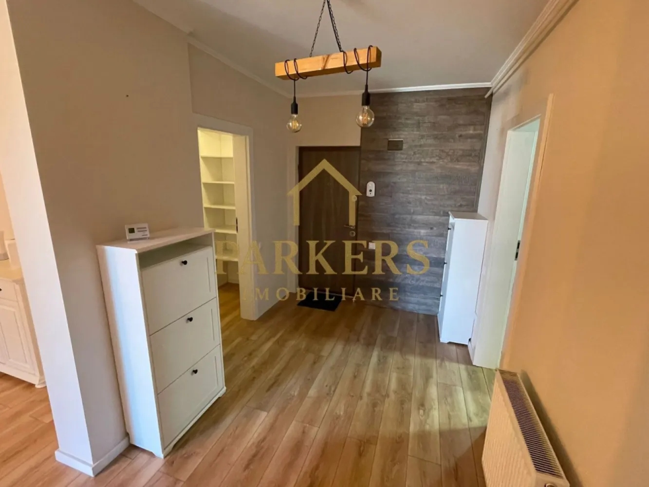Apartament modern 2 camere Floresti etaj intermediar parcare subterana - PARKERS IMOBILIARE vă propune spre închiriere un apartament modern cu 2 camere, situat într-o zonă liniștită și aerisită, pe strada Abatorului, cu acces rapid către puncte de interes și spații verzi. În imediata apropiere se regăsesc mijloace de transport în comun, supermarketuri, loc de joacă pentru copii, Parcul Poligon, precum și numeroase zone verzi, ideale pentru relaxare. Apartamentul este amplasat la etajul 2 al unui imobil P+3E, construit în 2019, dotat cu lift. Are o suprafață utilă de 56 mp și este compartimentat eficient, după cum urmează: -hol generos, -dressing, -bucătărie închisă, -living luminos, -dormitor, -baie spațioasă, -balcon de 4 mp. Locuința se închiriază complet mobilată și utilată, fiind gata de mutare imediată. Beneficii suplimentare: loc de parcare suprateran inclus în preț pet-friendly imobil modern, cu vecini civilizați Pentru mai multe informații sau pentru programarea unei vizionări, nu ezitați să ne contactați. PARKERS IMOBILIARE – Profesionalism și eficiență în fiecare tranzacție. }}