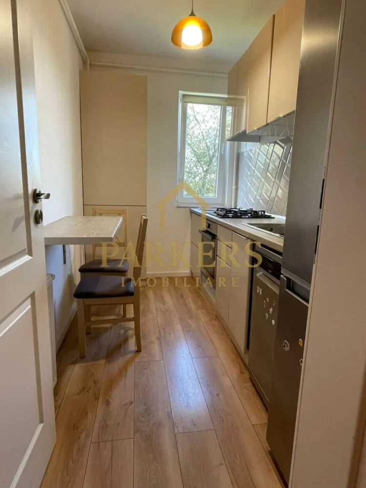 Apartament modern 2 camere Floresti etaj intermediar parcare subterana - PARKERS IMOBILIARE vă propune spre închiriere un apartament modern cu 2 camere, situat într-o zonă liniștită și aerisită, pe strada Abatorului, cu acces rapid către puncte de interes și spații verzi. În imediata apropiere se regăsesc mijloace de transport în comun, supermarketuri, loc de joacă pentru copii, Parcul Poligon, precum și numeroase zone verzi, ideale pentru relaxare. Apartamentul este amplasat la etajul 2 al unui imobil P+3E, construit în 2019, dotat cu lift. Are o suprafață utilă de 56 mp și este compartimentat eficient, după cum urmează: -hol generos, -dressing, -bucătărie închisă, -living luminos, -dormitor, -baie spațioasă, -balcon de 4 mp. Locuința se închiriază complet mobilată și utilată, fiind gata de mutare imediată. Beneficii suplimentare: loc de parcare suprateran inclus în preț pet-friendly imobil modern, cu vecini civilizați Pentru mai multe informații sau pentru programarea unei vizionări, nu ezitați să ne contactați. PARKERS IMOBILIARE – Profesionalism și eficiență în fiecare tranzacție. }}