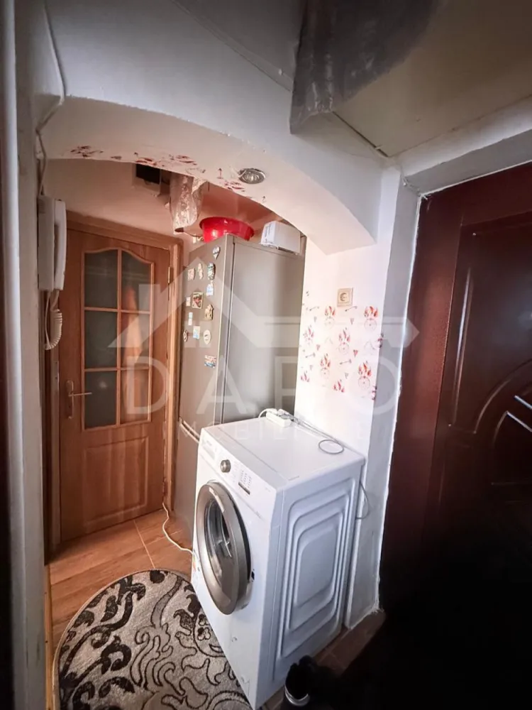 Apartament 2 camere din 2 garsoniere Azomureș | Mobilat | 46.000 € - Apartament 2 camere din 2 garsoniere Azomureș | Mobilat | 46.000 € Descriere: Vând apartament cu 2 camere, format din două garsoniere Azomureș lipite, situat la etajul 3. Apartamentul este compartimentat astfel: * 2 camere * bucătărie * baie * hol Suprafață utilă: 26 mp Se vinde complet mobilat și utilat, exact ca în poze. Dotări: * 2 aparate de aer condiționat * Boiler nou * Paturi noi * Mobilier și electrocasnice incluse * Ușă metalică la intrare Ideal pentru investiție sau închiriere, datorită costurilor mici de întreținere. 💰 Preț: 46.000 €, ușor negociabil 📞 Pentru detalii și vizionare, sunați la numărul din anunț. }}