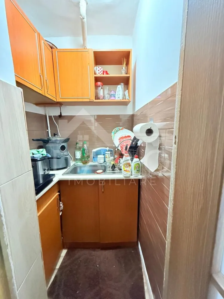 Apartament 2 camere din 2 garsoniere Azomureș | Mobilat | 46.000 € - Apartament 2 camere din 2 garsoniere Azomureș | Mobilat | 46.000 € Descriere: Vând apartament cu 2 camere, format din două garsoniere Azomureș lipite, situat la etajul 3. Apartamentul este compartimentat astfel: * 2 camere * bucătărie * baie * hol Suprafață utilă: 26 mp Se vinde complet mobilat și utilat, exact ca în poze. Dotări: * 2 aparate de aer condiționat * Boiler nou * Paturi noi * Mobilier și electrocasnice incluse * Ușă metalică la intrare Ideal pentru investiție sau închiriere, datorită costurilor mici de întreținere. 💰 Preț: 46.000 €, ușor negociabil 📞 Pentru detalii și vizionare, sunați la numărul din anunț. }}
