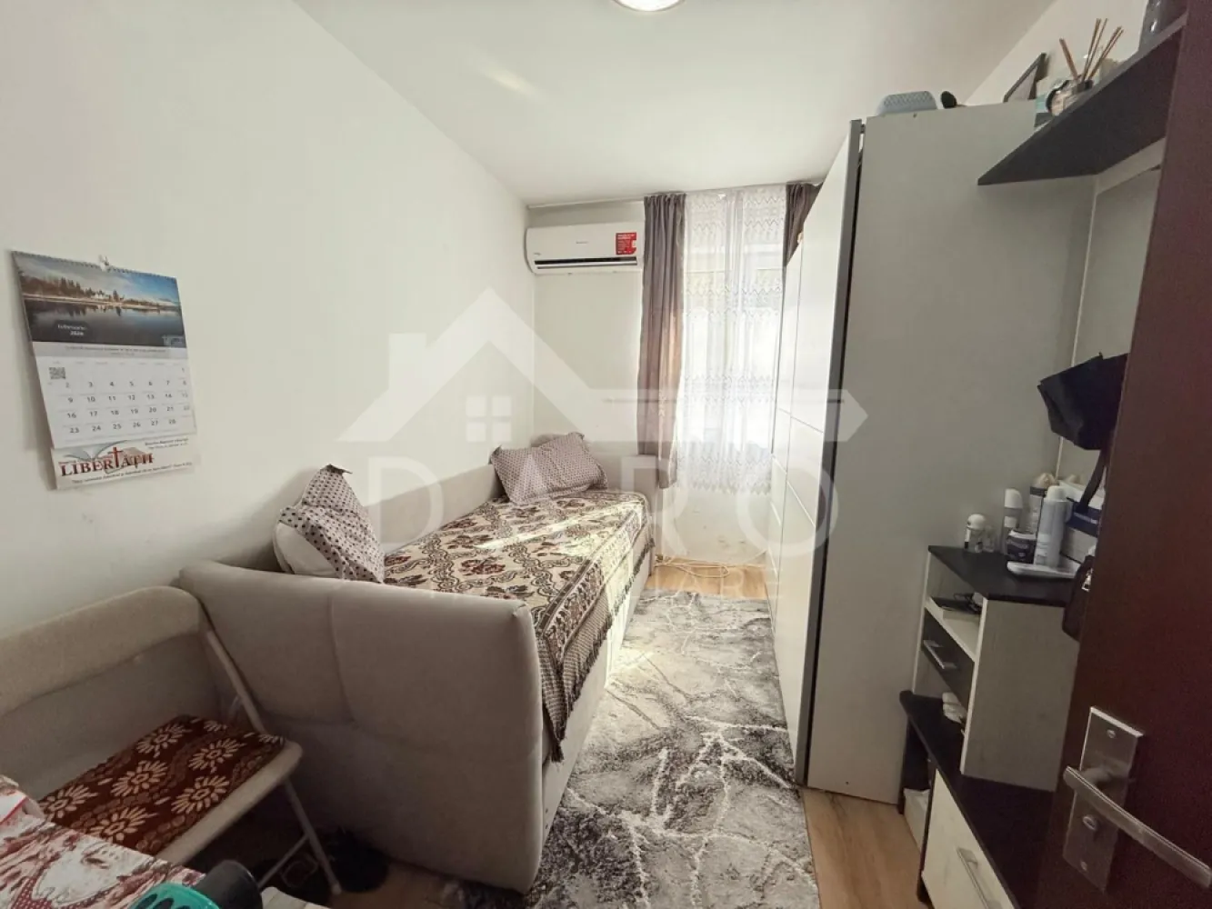 Apartament 2 camere din 2 garsoniere Azomureș | Mobilat | 46.000 € - Apartament 2 camere din 2 garsoniere Azomureș | Mobilat | 46.000 € Descriere: Vând apartament cu 2 camere, format din două garsoniere Azomureș lipite, situat la etajul 3. Apartamentul este compartimentat astfel: * 2 camere * bucătărie * baie * hol Suprafață utilă: 26 mp Se vinde complet mobilat și utilat, exact ca în poze. Dotări: * 2 aparate de aer condiționat * Boiler nou * Paturi noi * Mobilier și electrocasnice incluse * Ușă metalică la intrare Ideal pentru investiție sau închiriere, datorită costurilor mici de întreținere. 💰 Preț: 46.000 €, ușor negociabil 📞 Pentru detalii și vizionare, sunați la numărul din anunț. }}