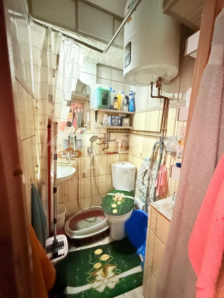 Apartament 2 camere din 2 garsoniere Azomureș | Mobilat | 46.000 € - Apartament 2 camere din 2 garsoniere Azomureș | Mobilat | 46.000 € Descriere: Vând apartament cu 2 camere, format din două garsoniere Azomureș lipite, situat la etajul 3. Apartamentul este compartimentat astfel: * 2 camere * bucătărie * baie * hol Suprafață utilă: 26 mp Se vinde complet mobilat și utilat, exact ca în poze. Dotări: * 2 aparate de aer condiționat * Boiler nou * Paturi noi * Mobilier și electrocasnice incluse * Ușă metalică la intrare Ideal pentru investiție sau închiriere, datorită costurilor mici de întreținere. 💰 Preț: 46.000 €, ușor negociabil 📞 Pentru detalii și vizionare, sunați la numărul din anunț. }}