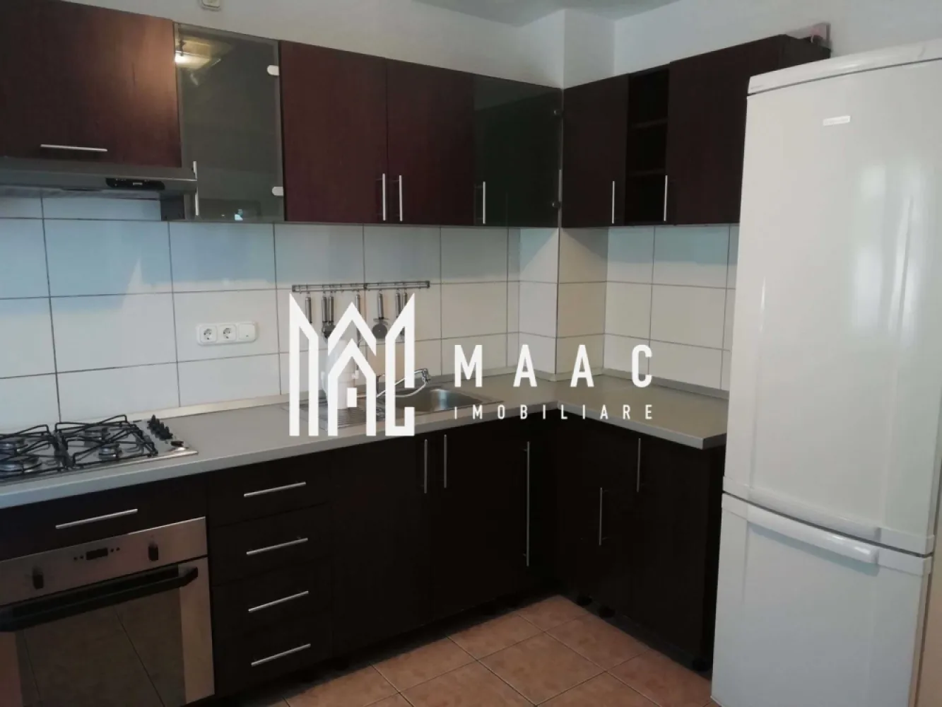 Apartament 3 camere | Etajul 6| 63MPU | Turnișor - MAAC Imobiliare vă propune spre închiriere un apartament cu 3 camere, situat în zona Turnișor. Apartamentul este decomandat, are o suprafață utilă de 63 mp și este amplasat la etajul 6 din 7 al unui imobil cu lift. Locuința este compartimentată astfel: living cu balcon inclus, 2 dormitoare, bucătărie, hol și baie. Zona este bine conectată la principalele puncte de interes și la mijloacele de transport în comun. Închirierea se face pe termen de minim 1 an. Nu se acceptă animale de companie. Se percepe garanție în cuantumul unei chirii lunare. Pentru mai multe detalii și programarea unei vizionări, vă rugăm să ne contactați, menționând ID: CP2949369 }}