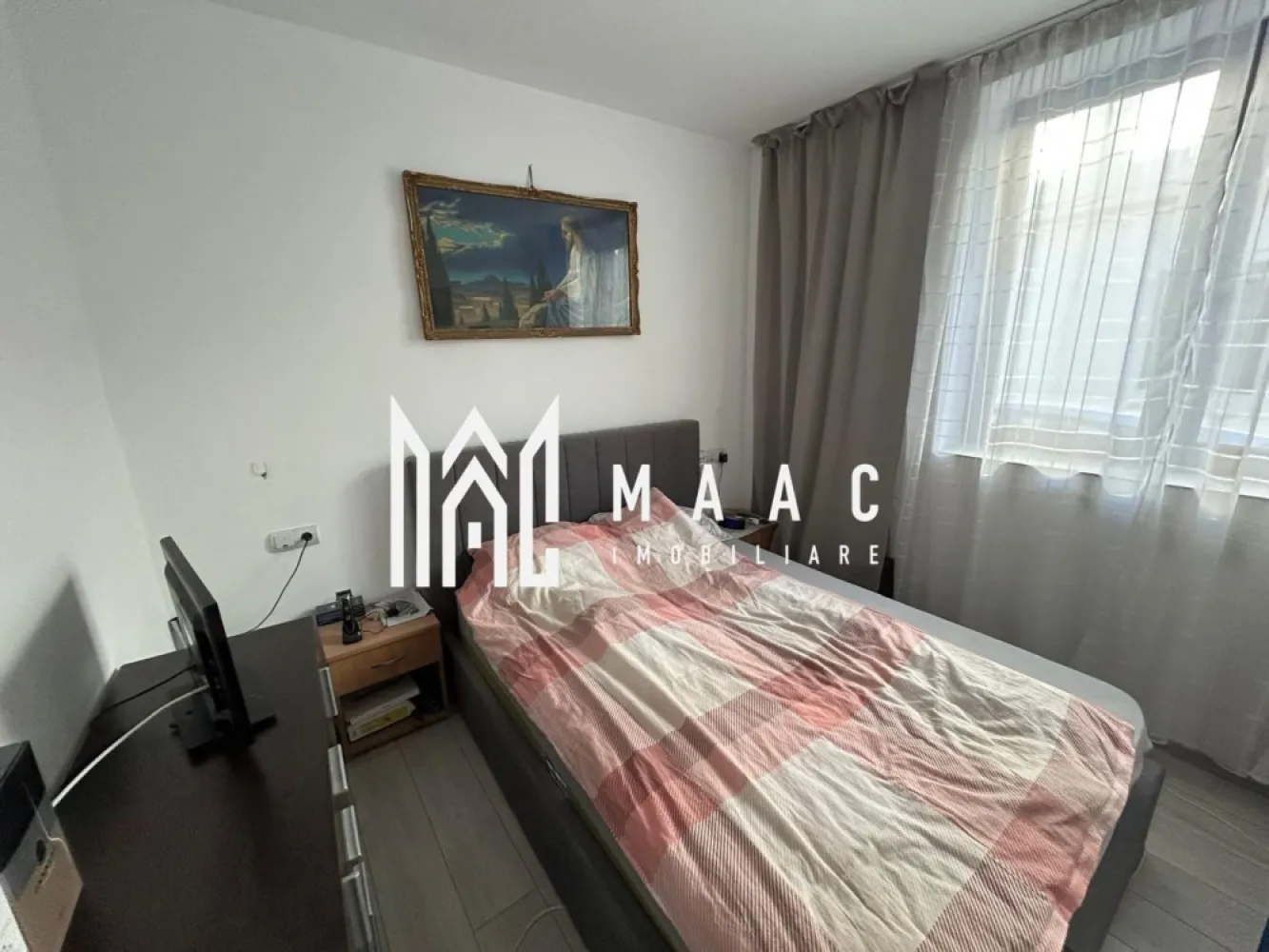 Apartament 2 Camere I 36 MPU I Pivnita I Pod I Central - MAAC Imobiliare va propune spre vanzare un apartament de 36 mp utili, situat în zona centrală a orașului, pe Strada Nouă – o locație excelentă, cu acces facil către punctele de interes, magazine, restaurante și mijloace de transport. Apartamentul este ideal pentru locuit, investiție sau închiriere în regim hotelier, datorită poziționării centrale. Compartimentare practică și eficientă: Cameră – 14 mp utili, Cameră – 9,6 mp utili, Bucătărie separată – 9,74 mp utili, Baie – 1,87 mp utili, Debara – 1,00 mp utili. Compartimentarea este bine organizată, oferind spații funcționale și bine delimitate, potrivite pentru un cuplu, o persoană singură sau pentru investiție. Apartamentul beneficiaza de pivnita si pod pentru depozitare. Avantaje: Locație centrală, foarte căutată, Acces rapid către centrul istoric, Ideal pentru închiriere pe termen lung sau regim hotelier, Investiție sigură într-o zonă cu cerere ridicată. Datorită amplasării pe Strada Nouă, apartamentul beneficiază de toate avantajele unei poziții centrale, fiind o oportunitate excelentă pentru cei care doresc confort urban sau randament investițional. Pentru mai multe detalii si programarea unei vizionari va rugam sa specificati ID: CP2949471. }}