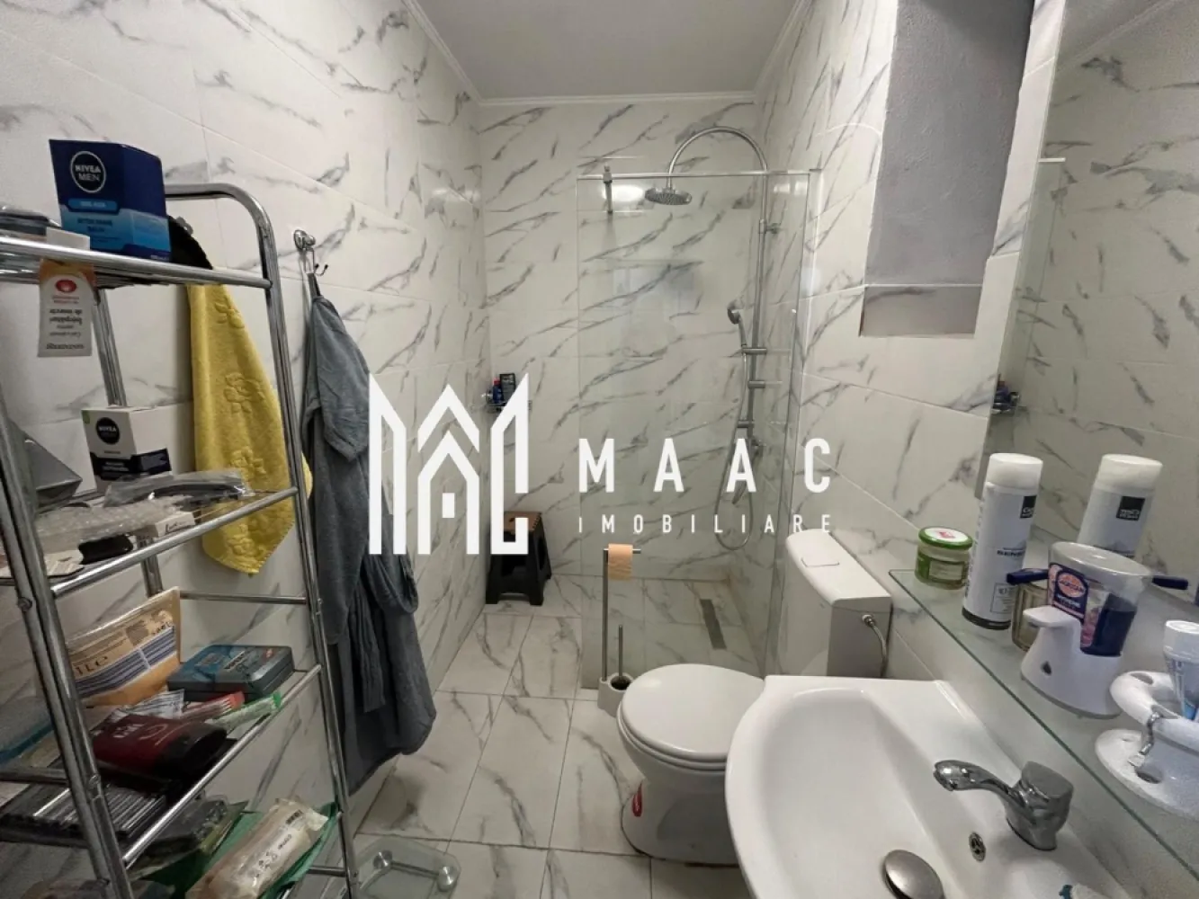 Apartament 2 Camere I 36 MPU I Pivnita I Pod I Central - MAAC Imobiliare va propune spre vanzare un apartament de 36 mp utili, situat în zona centrală a orașului, pe Strada Nouă – o locație excelentă, cu acces facil către punctele de interes, magazine, restaurante și mijloace de transport. Apartamentul este ideal pentru locuit, investiție sau închiriere în regim hotelier, datorită poziționării centrale. Compartimentare practică și eficientă: Cameră – 14 mp utili, Cameră – 9,6 mp utili, Bucătărie separată – 9,74 mp utili, Baie – 1,87 mp utili, Debara – 1,00 mp utili. Compartimentarea este bine organizată, oferind spații funcționale și bine delimitate, potrivite pentru un cuplu, o persoană singură sau pentru investiție. Apartamentul beneficiaza de pivnita si pod pentru depozitare. Avantaje: Locație centrală, foarte căutată, Acces rapid către centrul istoric, Ideal pentru închiriere pe termen lung sau regim hotelier, Investiție sigură într-o zonă cu cerere ridicată. Datorită amplasării pe Strada Nouă, apartamentul beneficiază de toate avantajele unei poziții centrale, fiind o oportunitate excelentă pentru cei care doresc confort urban sau randament investițional. Pentru mai multe detalii si programarea unei vizionari va rugam sa specificati ID: CP2949471. }}