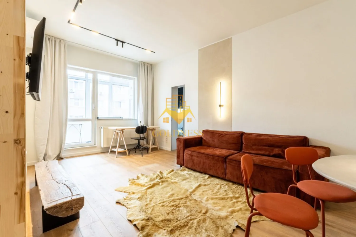 2 camere, modern, garaj, Gruia Zona Stadionul CFR, Panoramic, Baron - GOLDNESS Imobiliare vă propune spre închiriere un apartament cu 2 camere complet mobilat și utilat, la etajul 3 într-un imobil de 3 etaje, în Cartierul Gruia. Dispune de loc de parcare in garaj! Si boxa. Se află în apropierea stațiilor de transport în comun, magazine, restaurante, spații verzi, farmacii, etc. Apartamentul este compartimentat astfel: - dormitor cu pat matrimonial, dressing, noptiere - living cu canapea extensibila, spatiu pentru depozitare, masuta pentru cafea, TV - bucatarie complet mobilata, utilata. loc de luat masa - baie cu cabina de dus, calorifer port prosop și dulap pentru depozitare. - balcon de 4 mp Imobilul este dotat cu toate cele necesare- centrală proprie, frigider, aragaz, hotă, mașină de spălat haine, etc. Dacă sunteți interesați de acest apartament și doriți să îl vizionați, dar și pentru alte oferte nu ezitați să ne contactați telefonic sau prin e-mail. Vă stăm la dispoziție! Pentru intermediere se percepe un comision de 50% din prețul chiriei! }}