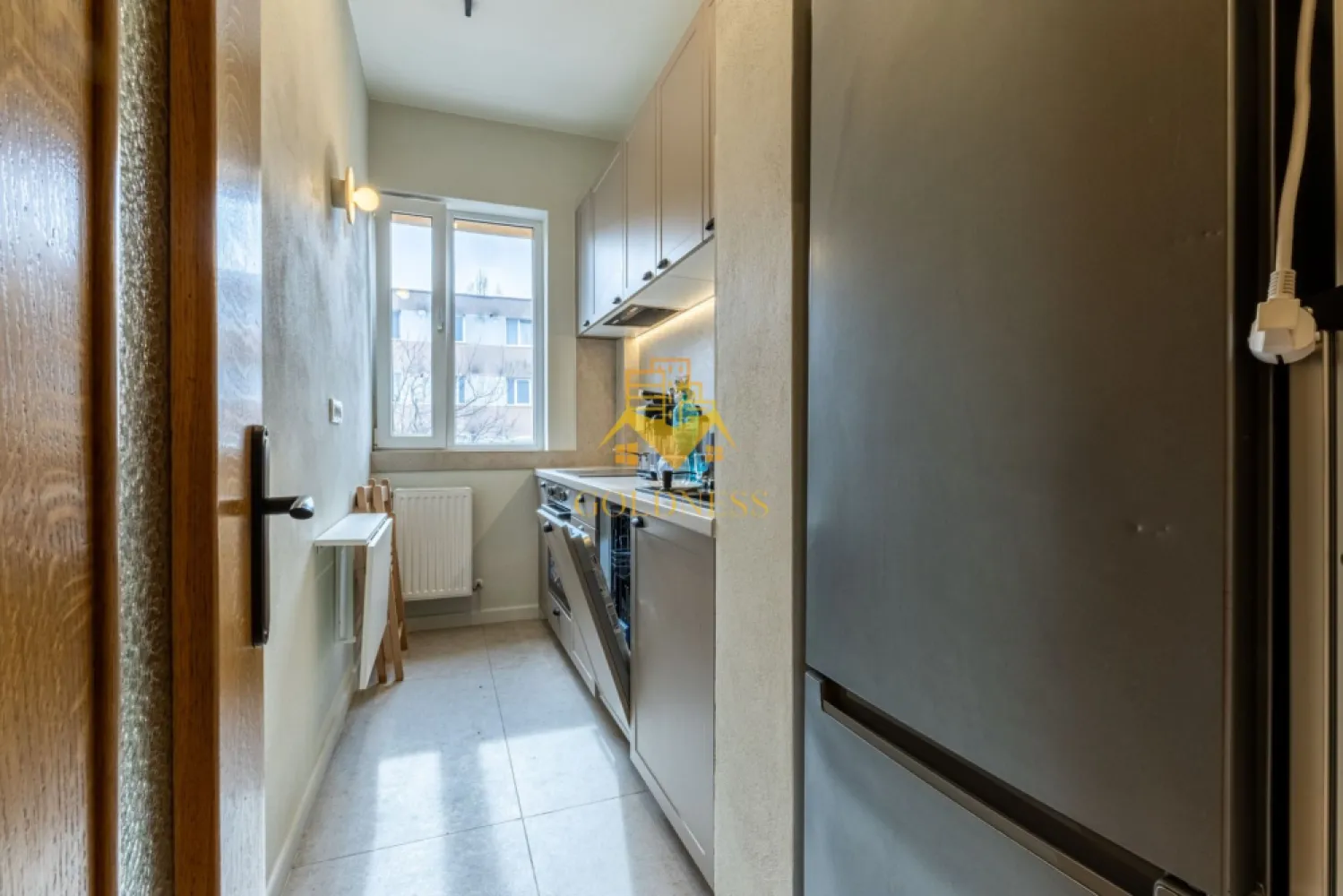 2 camere, modern, garaj, Gruia Zona Stadionul CFR, Panoramic, Baron - GOLDNESS Imobiliare vă propune spre închiriere un apartament cu 2 camere complet mobilat și utilat, la etajul 3 într-un imobil de 3 etaje, în Cartierul Gruia. Dispune de loc de parcare in garaj! Si boxa. Se află în apropierea stațiilor de transport în comun, magazine, restaurante, spații verzi, farmacii, etc. Apartamentul este compartimentat astfel: - dormitor cu pat matrimonial, dressing, noptiere - living cu canapea extensibila, spatiu pentru depozitare, masuta pentru cafea, TV - bucatarie complet mobilata, utilata. loc de luat masa - baie cu cabina de dus, calorifer port prosop și dulap pentru depozitare. - balcon de 4 mp Imobilul este dotat cu toate cele necesare- centrală proprie, frigider, aragaz, hotă, mașină de spălat haine, etc. Dacă sunteți interesați de acest apartament și doriți să îl vizionați, dar și pentru alte oferte nu ezitați să ne contactați telefonic sau prin e-mail. Vă stăm la dispoziție! Pentru intermediere se percepe un comision de 50% din prețul chiriei! }}