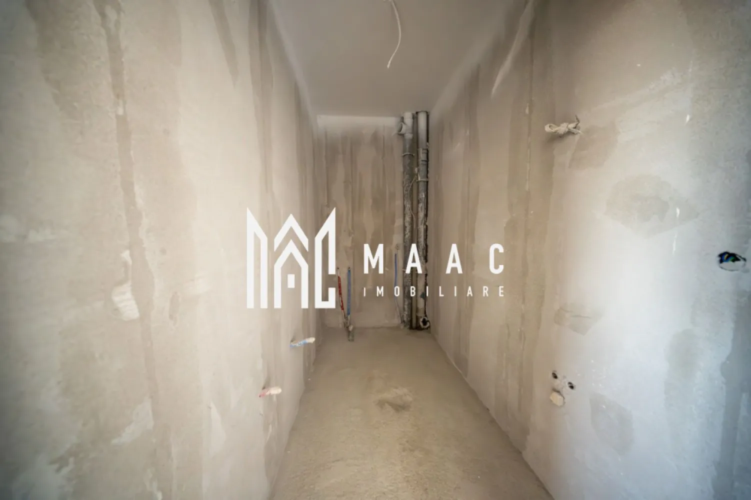 Apartament modern 3 camere | predare la cheie | zonă în dezvoltare - MAAC Imobiliare vă propune spre vânzare un apartament modern cu 3 camere, având o suprafață utilă de 75 mp, la care se adaugă un balcon generos de 8 mp, ideal pentru momentele de relaxare. Locuința este compartimentată eficient și dispune de 2 băi complet mobilate și utilate, finisate cu materiale de calitate, oferind confort și funcționalitate pentru întreaga familie. Amplasat într-o zonă în plină dezvoltare, imobilul beneficiază de acces facil către puncte de interes precum Shopping City Sibiu, stații de autobuz și alte facilități urbane esențiale. Locul de parcare se achiziționează separat, la prețul de 5.000 euro. Predarea apartamentului este estimată pentru perioada iunie–iulie, iar apartamentul se predă la cheie, complet finisat și pregătit pentru mutare. Modalități flexibile de plată: Cash Credit bancar Rate direct la dezvoltator – avans de 33.000 euro și rate lunare de 600 euro, pe o perioadă de 30 de ani. Pentru mai multe informatii si pentru a programa o vizionare, va rugam specificati ID: CP2949455 }}