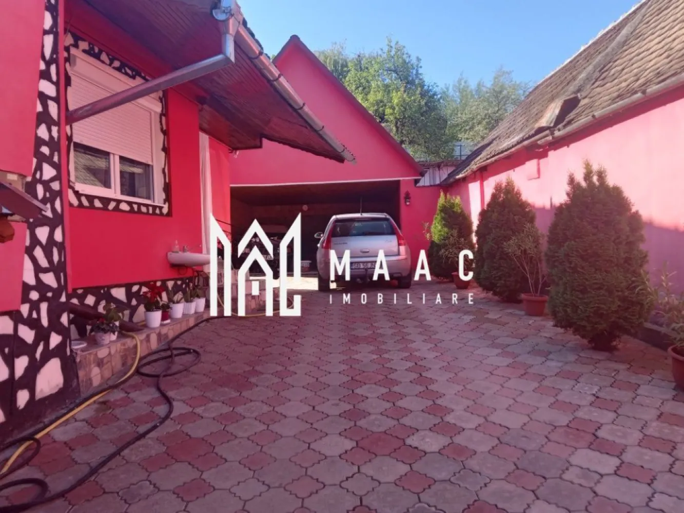 Casa individuala | 3 camere | Acces Auto | Axente Sever - MAAC Imobiliare vă propune spre vânzare o casă complet mobilată și utilată, ideală pentru pentru mutare imediată. Proprietatea se remarcă prin compartimentare practică, structură solidă și anexe utile pentru confortul zilnic. Compartimentare imobil 3 camere 1 dormitor separat Bucătărie funcțională, închisă Baie complet utilată Pivniță uscată, perfectă pentru depozitare Mansardă / pod pe structură de beton, ce poate fi transformat într-un spațiu locuibil sau folosit ca depozitare suplimentară Exterior & anexe Curte pavată, îngrijită, cu acces auto facil Garaj cu pod spațios, ideal pentru depozitarea obiectelor sezoniere Magazie pentru lemne Grădină mică, potrivită pentru relaxare sau pentru o mică zonă de culturi Videoclip disponibil la cerere. Pentru detalii suplimentare și programarea unei vizionări, contactați echipa MAAC Imobiliare și specificați ID: CP2837949 }}