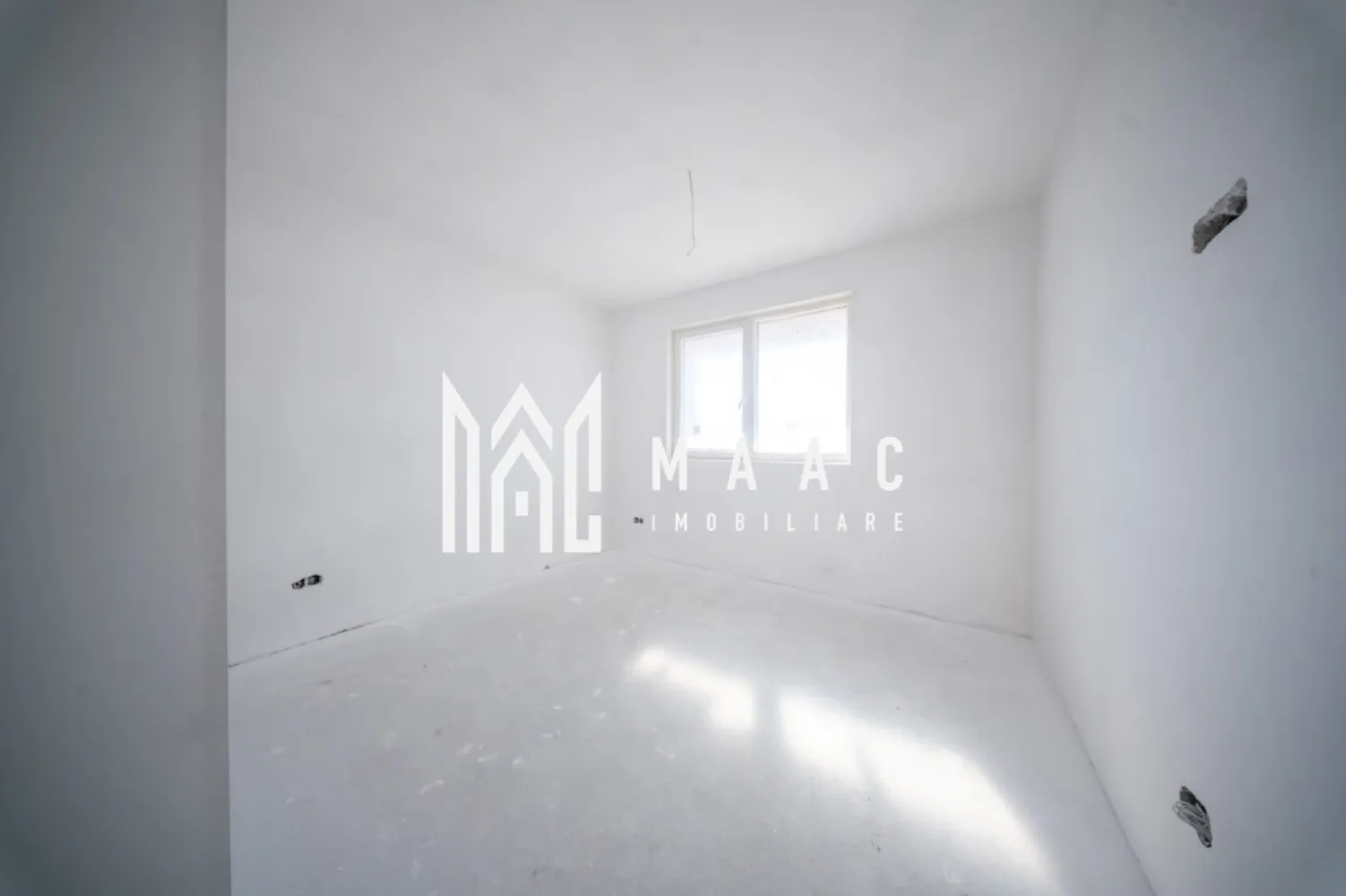 Apartament 2 camere| Etaj 1| Constructie noua | Selimbar - MAAC Imobiliare vă propune spre vânzare un apartament cu 2 camere, decomandat, situat într-o zonă în plină dezvoltare din Șelimbăr, la etajul 1 al unui imobil modern. Cu o suprafață utilă de 55 mp și o suprafață construită de 66 mp, locuința oferă un spațiu eficient compartimentat, luminos și primitor, ideal atât pentru locuit, cât și pentru investiție. Compartimentare: Living generos, cu lumină naturală din plin Dormitor confortabil Bucătărie separată Baie modernă Hol spațios, cu zonă pentru depozitare Predarea apartamentului este estimată pentru perioada iunie–iulie, iar apartamentul se predă la cheie, complet finisat și pregătit pentru mutare. Apartamentul beneficiază de loc de parcare individual, disponibil separat la prețul de 5.000 euro. Preț apartament: 125.000 euro Modalități flexibile de plată: Cash Credit bancar Rate direct la dezvoltator – avans de 33.000 euro și rate lunare de 600 euro, pe o perioadă de 30 de ani. Pentru mai multe informații sau programarea unei vizionări, va rugam specificati ID: CP2949450 }}