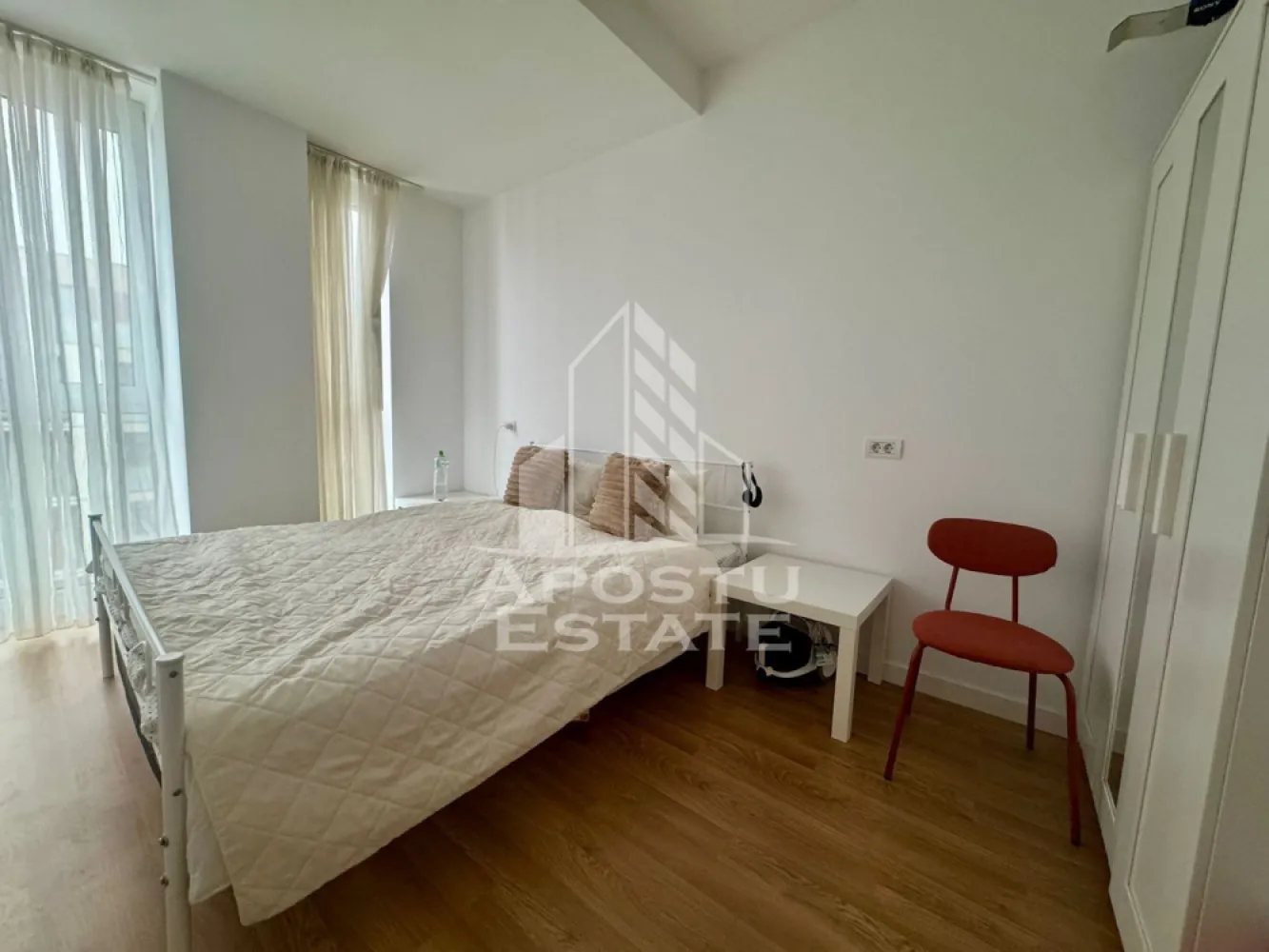 Apartament cu 2 camere open space Torontalului - Agentia imobiliara APOSTU ESTATE are placearea de a va oferi spre vanzare un apartament cu 2 camere in zona Torontalului.

Detalii tehnice:
-Protectie fonica si termica cu geam termopan tricameral;
-Usi de apartament blindate cu multiple puncte de închidere;
-Peretii exteriori din caramida Porotherm de 25 cm;
-Doua lifturi de ultima generatie;
-Centrala proprie SMART in condensare de 24 kw Bosch;
-Incalzire in pardoseala;
-Aer conditionat SMART Romstal cu o capacitate de racire de 12.000 BTU;
-Incinta securizata (supraveghere video bariera interfon);
-Izolatie exterioara;

Vecinatati:
- Iulius Mall
- NextFit
- Decathlon
- Hornbach
- Supermarket Auchan
- Supermarket Lidl
- Spitalul Premiere

Oferim consultanta si solutii financiare prin colaboratorii nostri.
Va invitam cu drag la o vizionare!