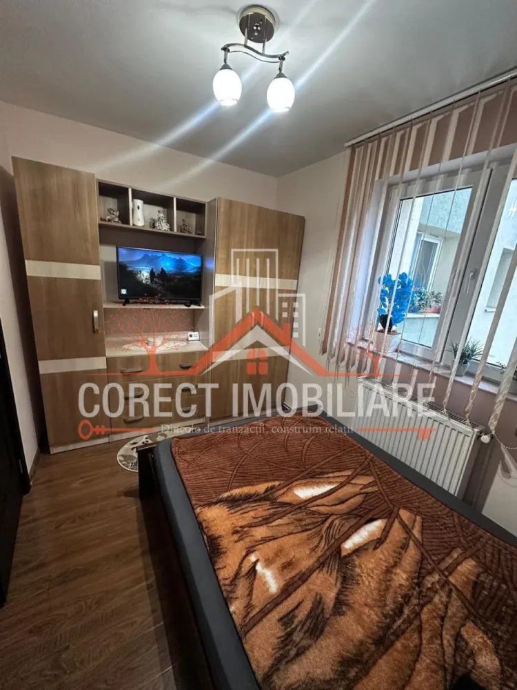 ✨ Apartament de vânzare – Zona Decebal ✨ - ✨ Apartament de vânzare – Zona Decebal ✨ Îți propunem spre vânzare un apartament situat la etajul 3 al unui imobil din zona Decebal, una dintre cele mai căutate și accesibile zone ale orașului. 📐 Suprafață utilă: 31,5 mp 🏷 Preț: 53.000 € 🔑 Compartimentare semidecomandată – optim pentru confort și funcționalitate. ✅ Living spațios și luminos ✅ Dormitor confortabil ✅ Bucătărie mobilată și utilată ✅ Baie modernă ✅ Hol de acces și spații de depozitare Apartamentul este bine întreținut, cu finisaje plăcute, mobilier modern și se vinde complet mobilat, gata pentru a fi locuit sau închiriat imediat. 📍 Locația este excelentă – aproape de magazine, școli, transport în comun și alte puncte de interes. 👉 Ideal pentru un cuplu tânăr, persoană singură sau ca investiție pentru închiriere. 📞 Pentru detalii și vizionări, contactează Corect Imobiliare: 0773313378 CP2749788 }}