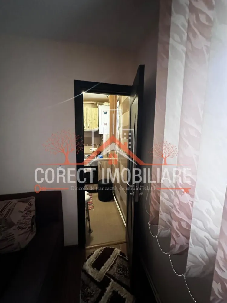 ✨ Apartament de vânzare – Zona Decebal ✨ - ✨ Apartament de vânzare – Zona Decebal ✨ Îți propunem spre vânzare un apartament situat la etajul 3 al unui imobil din zona Decebal, una dintre cele mai căutate și accesibile zone ale orașului. 📐 Suprafață utilă: 31,5 mp 🏷 Preț: 53.000 € 🔑 Compartimentare semidecomandată – optim pentru confort și funcționalitate. ✅ Living spațios și luminos ✅ Dormitor confortabil ✅ Bucătărie mobilată și utilată ✅ Baie modernă ✅ Hol de acces și spații de depozitare Apartamentul este bine întreținut, cu finisaje plăcute, mobilier modern și se vinde complet mobilat, gata pentru a fi locuit sau închiriat imediat. 📍 Locația este excelentă – aproape de magazine, școli, transport în comun și alte puncte de interes. 👉 Ideal pentru un cuplu tânăr, persoană singură sau ca investiție pentru închiriere. 📞 Pentru detalii și vizionări, contactează Corect Imobiliare: 0773313378 CP2749788 }}