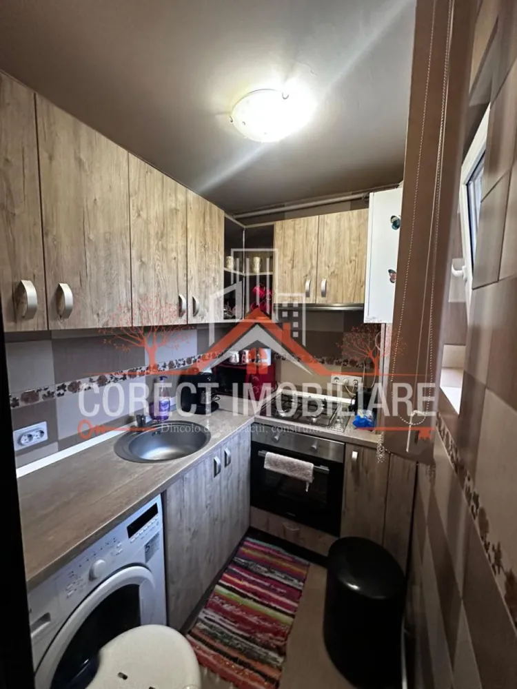 ✨ Apartament de vânzare – Zona Decebal ✨ - ✨ Apartament de vânzare – Zona Decebal ✨ Îți propunem spre vânzare un apartament situat la etajul 3 al unui imobil din zona Decebal, una dintre cele mai căutate și accesibile zone ale orașului. 📐 Suprafață utilă: 31,5 mp 🏷 Preț: 53.000 € 🔑 Compartimentare semidecomandată – optim pentru confort și funcționalitate. ✅ Living spațios și luminos ✅ Dormitor confortabil ✅ Bucătărie mobilată și utilată ✅ Baie modernă ✅ Hol de acces și spații de depozitare Apartamentul este bine întreținut, cu finisaje plăcute, mobilier modern și se vinde complet mobilat, gata pentru a fi locuit sau închiriat imediat. 📍 Locația este excelentă – aproape de magazine, școli, transport în comun și alte puncte de interes. 👉 Ideal pentru un cuplu tânăr, persoană singură sau ca investiție pentru închiriere. 📞 Pentru detalii și vizionări, contactează Corect Imobiliare: 0773313378 CP2749788 }}