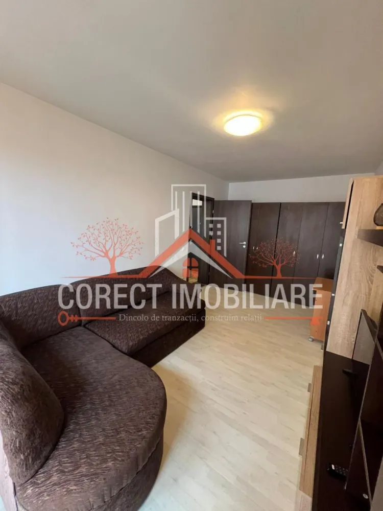 🌿 Apartament modern cu 3 camere și balcon – Subcetate, 300€/lună - 🌿 Apartament modern cu 3 camere și balcon – Subcetate, Bistrița 💰 Preț chirie: 300 €/lună Corect Imobiliare vă propune spre închiriere un apartament spațios și luminos, situat în cartierul Subcetate – o zonă liniștită și apreciată pentru confortul urban pe care îl oferă. Locuința, cu o suprafață de aproximativ 52 mp, se află la etajul 2 și se remarcă prin compartimentarea practică și atmosfera caldă, perfectă pentru un stil de viață echilibrat. ✨ Detalii și avantaje: Living generos, cu acces la balcon acoperit Bucătărie separată, utilată complet (frigider, aragaz, hotă, masă de dining) Dormitor principal confortabil și cameră secundară luminoasă Baie modernă, cu cadă și fereastră pentru ventilație naturală Centrală termică proprie 📍 Locație: Cartier Subcetate 📞 Pentru detalii și vizionare: Corect Imobiliare – 0773 313 378 💚 „Dincolo de tranzacții, construim relații.” }}