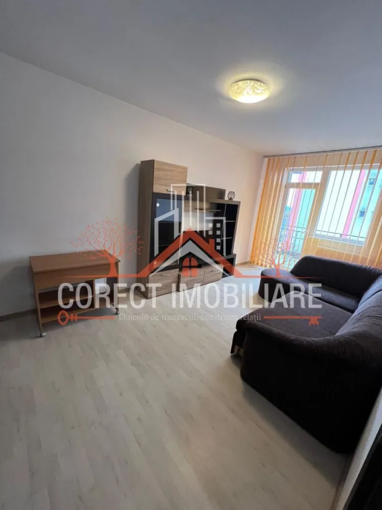 🌿 Apartament modern cu 3 camere și balcon – Subcetate, 300€/lună - 🌿 Apartament modern cu 3 camere și balcon – Subcetate, Bistrița 💰 Preț chirie: 300 €/lună Corect Imobiliare vă propune spre închiriere un apartament spațios și luminos, situat în cartierul Subcetate – o zonă liniștită și apreciată pentru confortul urban pe care îl oferă. Locuința, cu o suprafață de aproximativ 52 mp, se află la etajul 2 și se remarcă prin compartimentarea practică și atmosfera caldă, perfectă pentru un stil de viață echilibrat. ✨ Detalii și avantaje: Living generos, cu acces la balcon acoperit Bucătărie separată, utilată complet (frigider, aragaz, hotă, masă de dining) Dormitor principal confortabil și cameră secundară luminoasă Baie modernă, cu cadă și fereastră pentru ventilație naturală Centrală termică proprie 📍 Locație: Cartier Subcetate 📞 Pentru detalii și vizionare: Corect Imobiliare – 0773 313 378 💚 „Dincolo de tranzacții, construim relații.” }}
