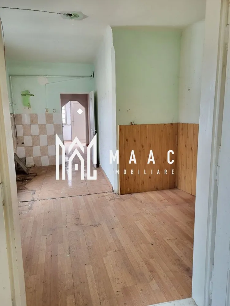 Apartament la casă | 74 MPU | Etaj 1 | Boxa | Ultracentral - Apartament de vânzare în Centrul Istoric Sibiu – 74 mp – ideal pentru investiție sau regim hotelier MAAC Imobiliare vă propune spre vânzare apartament situat în Centrul Istoric al Sibiului, într-o zonă cu potențial turistic ridicat și acces rapid către principalele atracții ale orașului. Proprietatea este potrivită pentru: investiție imobiliară în Sibiu regim hotelier / închiriere în centrul Sibiului birou locuință personală Detalii proprietate: Suprafață utilă: 74 mp Compartimentare etaj: 2 camere Baie Bucătărie Hol Verandă Parter: boxă Cotă parte 1/4 din curte și pod Caracteristici suplimentare: Curte comună (doar 3 proprietari) Singurul apartament cu acces direct din curte Zonă istorică, foarte căutată pentru apartamente de vânzare în Sibiu centru Avantaje locație: Ultracentral – Centrul Istoric Sibiu La câteva minute de Piața Mare, restaurante, cafenele și obiective turistice Aproape de școli și instituții Zonă cu cerere constantă pentru închiriere Necesită renovare Pentru mai multe informații sau pentru a programa o vizionare, nu ezitați să ne contactați, specificand ID: CP2949742 }}