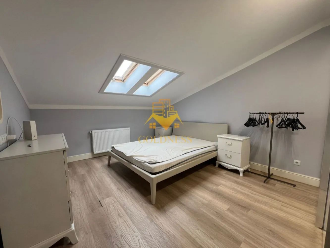 2 camere, modern, FSEGA, Iulius Mall, Panemar, Gheorgheni,Pet Friendly - GOLDNESS Imobiliare vă propune spre închiriere un apartament cu 2 camere open-space complet mobilat și utilat, la etajul 4 într-un imobil de 4 etaje, în cartierul Gheorgheni, la 5 minute de FSEGA, Strada Vaida Voevod, langa Panemar. Se percep 2 luni de garantie care se pot plati esalonat in 2-3 luni! Apartamentul este compartimentat astfel: - dormitor cu pat matrimonial, dressing, noptiere - living cu bucatarie open-space complet utilată, canapea extensibilă, loc de servit masa - baie cu cabina de dus, calorifer port prosop inox și dulap pentru depozitare. Imobilul este dotat cu toate cele necesare- centrală proprie, mașină de spălat haine cu uscator, frigider, plită electrică, hotă, etc. Se află în apropierea stațiilor de transport în comun, magazine, restaurante, spații verzi, farmacii, etc. Posibilitate de parcare in zona! Dacă sunteți interesați de acest apartament și doriți să îl vizionați, dar și pentru alte oferte sau detalii nu ezitați să ne contactați telefonic sau prin e-mail - goldnessimobiliare@gmail.com. Vă stăm la dispoziție! Pentru intermediere se percepe un comision de 50% din valoarea chiriei! }}