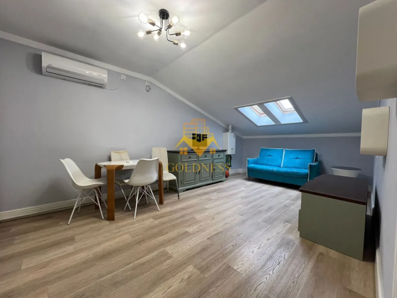 2 camere, modern, FSEGA, Iulius Mall, Panemar, Gheorgheni,Pet Friendly - GOLDNESS Imobiliare vă propune spre închiriere un apartament cu 2 camere open-space complet mobilat și utilat, la etajul 4 într-un imobil de 4 etaje, în cartierul Gheorgheni, la 5 minute de FSEGA, Strada Vaida Voevod, langa Panemar. Se percep 2 luni de garantie care se pot plati esalonat in 2-3 luni! Apartamentul este compartimentat astfel: - dormitor cu pat matrimonial, dressing, noptiere - living cu bucatarie open-space complet utilată, canapea extensibilă, loc de servit masa - baie cu cabina de dus, calorifer port prosop inox și dulap pentru depozitare. Imobilul este dotat cu toate cele necesare- centrală proprie, mașină de spălat haine cu uscator, frigider, plită electrică, hotă, etc. Se află în apropierea stațiilor de transport în comun, magazine, restaurante, spații verzi, farmacii, etc. Posibilitate de parcare in zona! Dacă sunteți interesați de acest apartament și doriți să îl vizionați, dar și pentru alte oferte sau detalii nu ezitați să ne contactați telefonic sau prin e-mail - goldnessimobiliare@gmail.com. Vă stăm la dispoziție! Pentru intermediere se percepe un comision de 50% din valoarea chiriei! }}