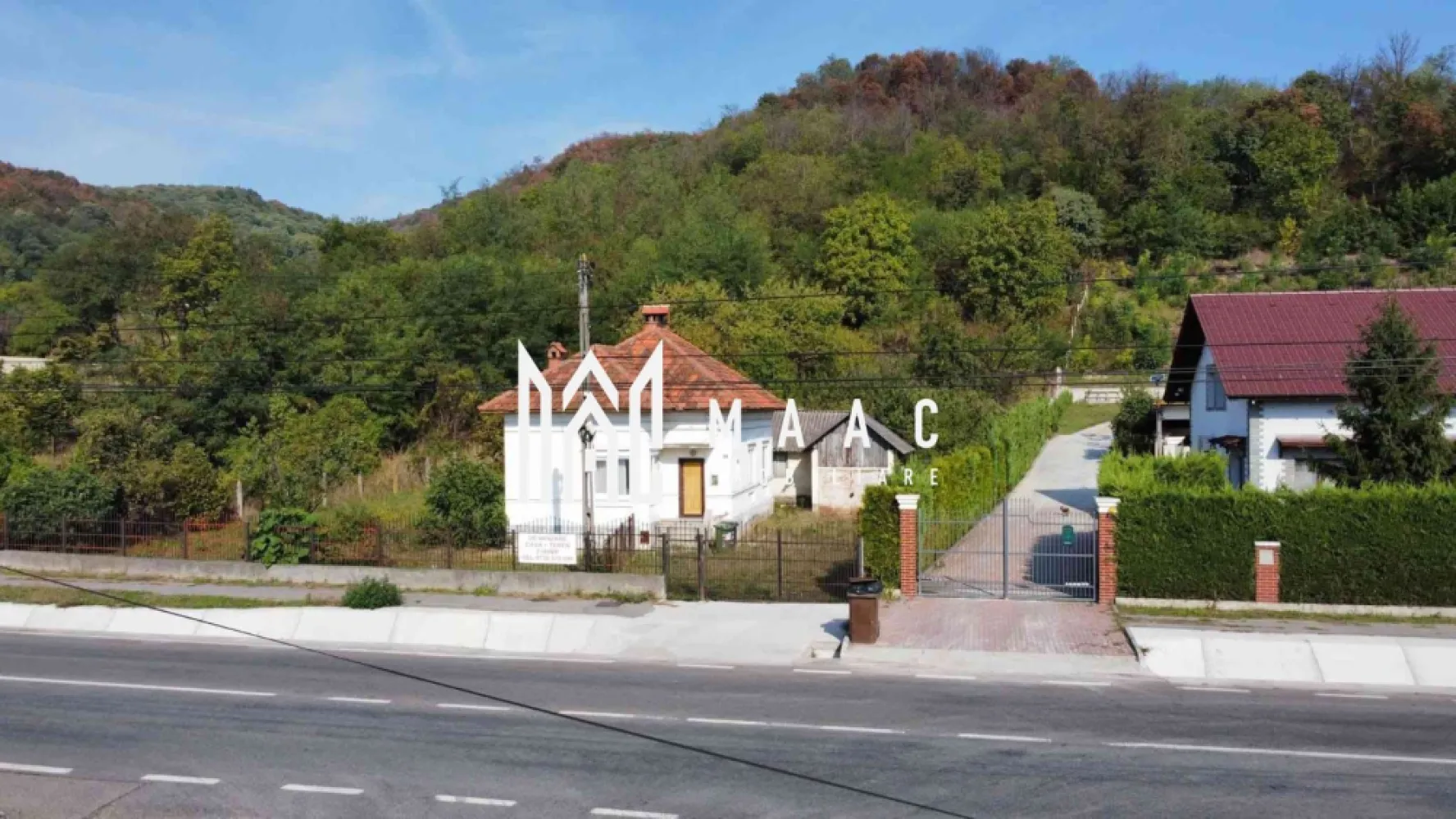 Casa de vanzare | teren intravilan| Troianu| 2166mp - MAAC Imobiliare vă propune spre vânzare un teren generos, casa construita si anexe , situat pe strada principală Strada Posada, în Râmnicu Vâlcea, ideal pentru investiții imobiliare sau dezvoltări rezidențiale și comerciale. Proprietatea este situata la strada principala, are o suprafață de 2.166 mp intravilan, cu deschidere de 26 ml la asfalt, oferind acces facil și vizibilitate excelentă. Terenul este situat strategic, vizavi de Vel Pitar și la doar 2 minute de mers pe jos de puncte comerciale și de agrement precum Dedeman, Annabella, Piscina Posada, Mobexpert, Altex, Penny. 🔹 Caracteristici: ✔ Suprafață: 2.166 mp intravilan ✔ Deschidere: 26 ml la asfalt ✔ Regim de construcție: P+4 🔹 Utilități disponibile: ✔ Gaze ✔ Apă ✔ Curent electric ✔ Canalizare Datorită poziționării centrale și a utilităților deja existente pe proprietate, acest teren reprezintă o oportunitate excelentă pentru dezvoltatori sau investitori care doresc să construiască clădiri rezidențiale, spații comerciale sau mixte. Pentru mai multe informații și programarea unei vizionări, echipa MAAC Imobiliare vă stă la dispoziție. CP2947235 }}