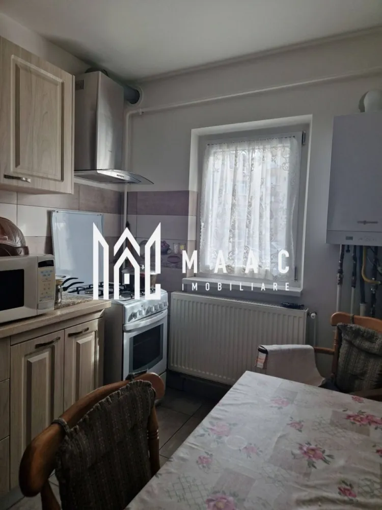 Apartament 3 camere central |Regina Maria| parter| spatiu comercial | - MAAC Imobiliare vă propune spre vânzare un apartament cu poziționare ultracentrală, situat pe strada Strada Regina Maria, în Râmnicu Vâlcea, ideal atât pentru locuință, cât și pentru activități comerciale sau profesii liberale. Proprietatea este amplasată la parter și are o suprafață de 65 mp, fiind complet mobilată și utilată. Un mare avantaj îl reprezintă spațiul comercial și firma existenta, cu scară exterioară pentru acces separat – un beneficiu esențial pentru desfășurarea activităților profesionale. 🔹 Compartimentare: ✔ 3 camere spațioase ✔ 2 băi ✔ 2 balcoane 🔹 Dotări și finisaje: ✔ Geamuri tripan ✔ Centrală termică în condensare Viessmann ✔ Aer condiționat ✔ Gresie și faianță moderne ✔ Parchet 12 mm grosime ✔ Instalație pe cupru Datorită poziției centrale și accesului facil, proprietatea este pretabilă pentru cabinete stomatologice, birou de avocatură, notariat, saloane de înfrumusețare sau alte activități comerciale, oferind vizibilitate și accesibilitate excelentă. O oportunitate rară într-o zonă premium a orașului! Pentru mai multe detalii și programarea unei vizionări, echipa MAAC Imobiliare vă stă la dispoziție. CP2947219 }}