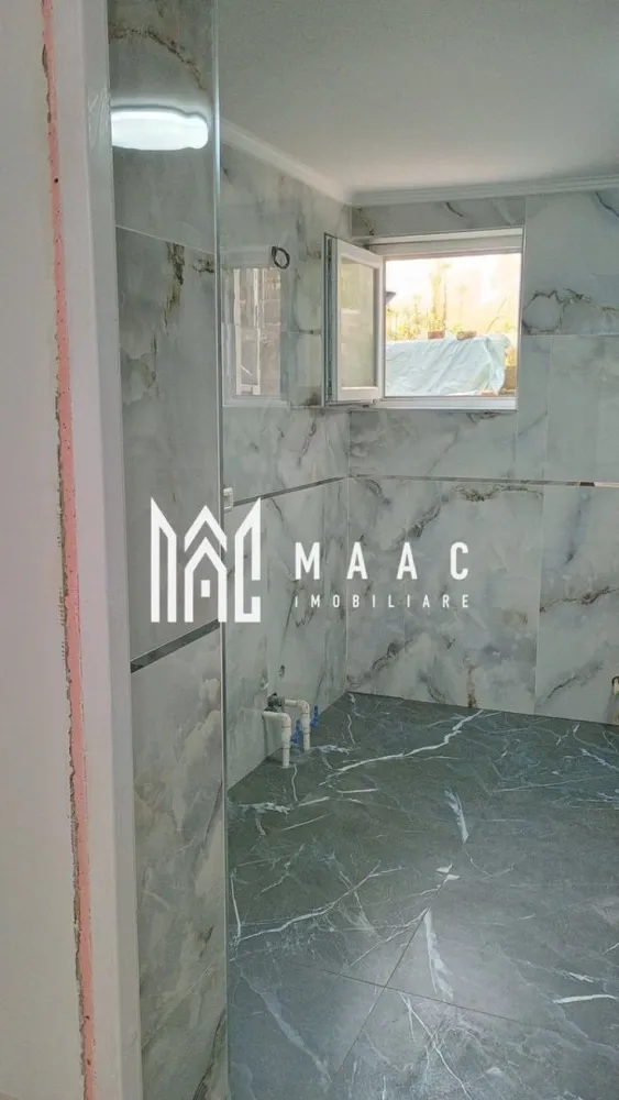 Casa de vanzare | Morilor | garaj | - MAAC Imobiliare vă propune spre vânzare o casă cochetă, situată pe Strada Morilor, în Râmnicu Vâlcea, la doar 10 minute de mers pe jos de fostul Mall din zonă. Proprietatea are o suprafață utilă de 59 mp și este amplasată pe un teren de 163 mp, fiind ideală pentru cei care își doresc o locuință ușor de întreținut, aproape de toate facilitățile orașului. 🔹 Caracteristici principale: ✔ Garaj cu poartă acționată prin telecomandă ✔ Beci ✔ Parcare exterioară betonată, cu spațiu de depozitare dedesubt ✔ Terasă betonată în spatele casei – ideală pentru relaxare 🔹 Dotări și finisaje: ✔ Gresie și faianță moderne ✔ Șemineu – pentru un ambient cald și primitor ✔ Centrală termică nouă Immergas în condensare ✔ Geamuri termopan cu glafuri din granit ✔ Calorifere noi ✔ Anvelopată exterior și finisată cu tencuială decorativă structurată Casa este bine întreținută, practică și pregătită pentru mutare imediată. Reprezintă o oportunitate excelentă atât pentru locuință personală, cât și pentru investiție. O proprietate care merită văzută! Pentru mai multe informații și programarea unei vizionări, echipa MAAC Imobiliare vă stă la dispoziție. CP2947227 }}