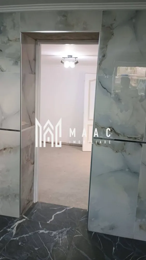 Casa de vanzare | Morilor | garaj | - MAAC Imobiliare vă propune spre vânzare o casă cochetă, situată pe Strada Morilor, în Râmnicu Vâlcea, la doar 10 minute de mers pe jos de fostul Mall din zonă. Proprietatea are o suprafață utilă de 59 mp și este amplasată pe un teren de 163 mp, fiind ideală pentru cei care își doresc o locuință ușor de întreținut, aproape de toate facilitățile orașului. 🔹 Caracteristici principale: ✔ Garaj cu poartă acționată prin telecomandă ✔ Beci ✔ Parcare exterioară betonată, cu spațiu de depozitare dedesubt ✔ Terasă betonată în spatele casei – ideală pentru relaxare 🔹 Dotări și finisaje: ✔ Gresie și faianță moderne ✔ Șemineu – pentru un ambient cald și primitor ✔ Centrală termică nouă Immergas în condensare ✔ Geamuri termopan cu glafuri din granit ✔ Calorifere noi ✔ Anvelopată exterior și finisată cu tencuială decorativă structurată Casa este bine întreținută, practică și pregătită pentru mutare imediată. Reprezintă o oportunitate excelentă atât pentru locuință personală, cât și pentru investiție. O proprietate care merită văzută! Pentru mai multe informații și programarea unei vizionări, echipa MAAC Imobiliare vă stă la dispoziție. CP2947227 }}