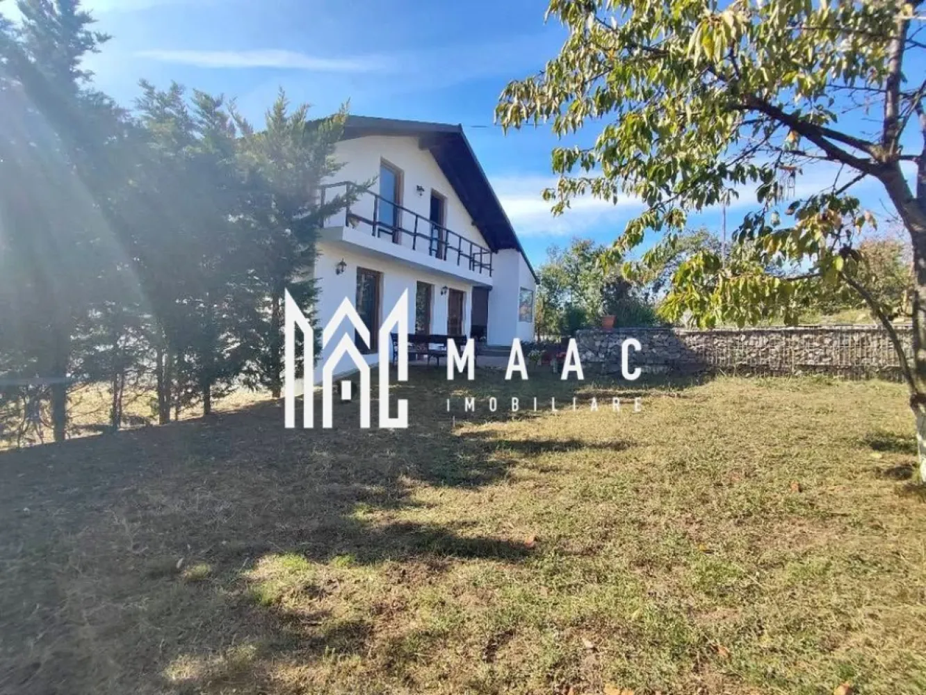 Casa de vanzare Budesti | Golesti| 380mp - MAAC Imobiliare vă propune spre vânzare o casă cochetă și bine construită, situată între Budești și Golești, la doar 7 km de Râmnicu Vâlcea, într-o zonă liniștită, cu priveliște frumoasă spre pădure. Proprietatea este ideală pentru cei care își doresc confort, intimitate și acces rapid către oraș, fiind amplasată pe un teren de 380 mp, cu deschidere stradală de 13 ml și gard din fier forjat plin, ce oferă siguranță și un aspect elegant. Construită în anul 2014, casa este dispusă pe parter și mansardă locuibilă, fiind realizată cu materiale de calitate superioară, pentru uz propriu, nu pentru vânzare – un detaliu care face diferența în ceea ce privește durabilitatea și atenția la execuție. 🔹 Compartimentare: Parter: ✔ Living primitor ✔ Bucătărie cu ieșire directă în grădină ✔ Baie ✔ Cameră tehnică ✔ Scară interioară ✔ Beci ✔ Magazie foarte spațioasă Mansardă: ✔ 2 dormitoare ✔ Dormitor matrimonial cu baie proprie și balcon generos ✔ Al doilea dormitor cu terasă foarte spațioasă 🔹 Detalii tehnice: ✔ Construcție din cărămidă ✔ Izolație exterioară cu polistiren ✔ Geamuri tripan ✔ Instalație pe cupru ✔ Centrală termică pe lemne ✔ Posibilitate montare rezervor GPL pentru centrală pe gaz (la cerere) 🔹 Utilități: ✔ Apă de la rețea + fântână proprie ✔ Curent electric ✔ Canalizare Această proprietate este ușor de întreținut și reprezintă alegerea ideală pentru o familie care își dorește liniște, aer curat și o locuință solidă, aproape de oraș. Pentru mai multe informații și programarea unei vizionări, echipa MAAC Imobiliare vă stă la dispoziție! CP2947191 }}