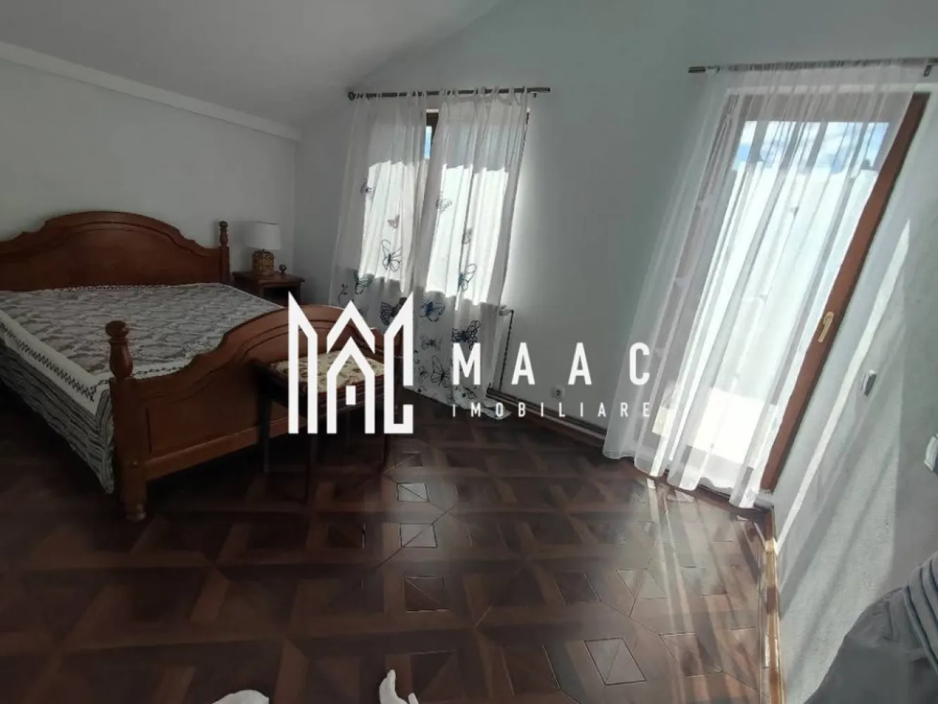 Casa de vanzare Budesti | Golesti| 380mp - MAAC Imobiliare vă propune spre vânzare o casă cochetă și bine construită, situată între Budești și Golești, la doar 7 km de Râmnicu Vâlcea, într-o zonă liniștită, cu priveliște frumoasă spre pădure. Proprietatea este ideală pentru cei care își doresc confort, intimitate și acces rapid către oraș, fiind amplasată pe un teren de 380 mp, cu deschidere stradală de 13 ml și gard din fier forjat plin, ce oferă siguranță și un aspect elegant. Construită în anul 2014, casa este dispusă pe parter și mansardă locuibilă, fiind realizată cu materiale de calitate superioară, pentru uz propriu, nu pentru vânzare – un detaliu care face diferența în ceea ce privește durabilitatea și atenția la execuție. 🔹 Compartimentare: Parter: ✔ Living primitor ✔ Bucătărie cu ieșire directă în grădină ✔ Baie ✔ Cameră tehnică ✔ Scară interioară ✔ Beci ✔ Magazie foarte spațioasă Mansardă: ✔ 2 dormitoare ✔ Dormitor matrimonial cu baie proprie și balcon generos ✔ Al doilea dormitor cu terasă foarte spațioasă 🔹 Detalii tehnice: ✔ Construcție din cărămidă ✔ Izolație exterioară cu polistiren ✔ Geamuri tripan ✔ Instalație pe cupru ✔ Centrală termică pe lemne ✔ Posibilitate montare rezervor GPL pentru centrală pe gaz (la cerere) 🔹 Utilități: ✔ Apă de la rețea + fântână proprie ✔ Curent electric ✔ Canalizare Această proprietate este ușor de întreținut și reprezintă alegerea ideală pentru o familie care își dorește liniște, aer curat și o locuință solidă, aproape de oraș. Pentru mai multe informații și programarea unei vizionări, echipa MAAC Imobiliare vă stă la dispoziție! CP2947191 }}