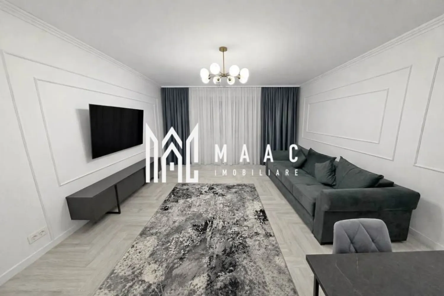 Apartament 3 camere | Ostroveni | Hermes | etaj 2 | LUX - Descoperă un cămin modern și rafinat, propus de MAAC Imobiliare, situat într-una dintre cele mai apreciate zone ale orașului – Ostroveni – Hermes. Vă prezentăm un apartament deosebit cu 3 camere, decomandat, amplasat la etajul 2 din 4, cu o suprafață de 52 mp, ideal pentru cei care își doresc confort, eleganță și siguranța unei investiții fără costuri suplimentare. Locuința a fost renovată integral de la cărămidă, cu instalațiile electrice și sanitare complet înlocuite. Fiecare detaliu a fost atent ales, iar materialele utilizate sunt de calitate superioară, oferind un spațiu modern, durabil și primitor. Designul interior impresionează prin stilul contemporan, realizat în nuanțe elegante de gri și alb, completate de accente aurii și riflaje decorative prezente în toate camerele, care conferă un aer sofisticat și armonios. Compartimentarea este practică și funcțională: ✔ Living spațios și luminos, perfect pentru relaxare ✔ Dormitor matrimonial amenajat modern ✔ Cameră suplimentară – ideală pentru copil, birou sau dressing ✔ Bucătărie practică și elegantă ✔ Baie finisată modern ✔ Balcon ✔ Centrală proprie ✔ Etaj intermediar (2/4) ✔ Locuri de parcare disponibile Poziționarea este excelentă, cu acces rapid către magazine, școli, mijloace de transport și toate facilitățile necesare unui stil de viață confortabil. Acest apartament reprezintă alegerea ideală pentru o familie sau pentru oricine își dorește o locuință complet renovată, pregătită pentru mutare imediată. Pentru mai multe detalii sau pentru programarea unei vizionări, echipa MAAC Imobiliare vă stă la dispoziție! CP2947177 }}