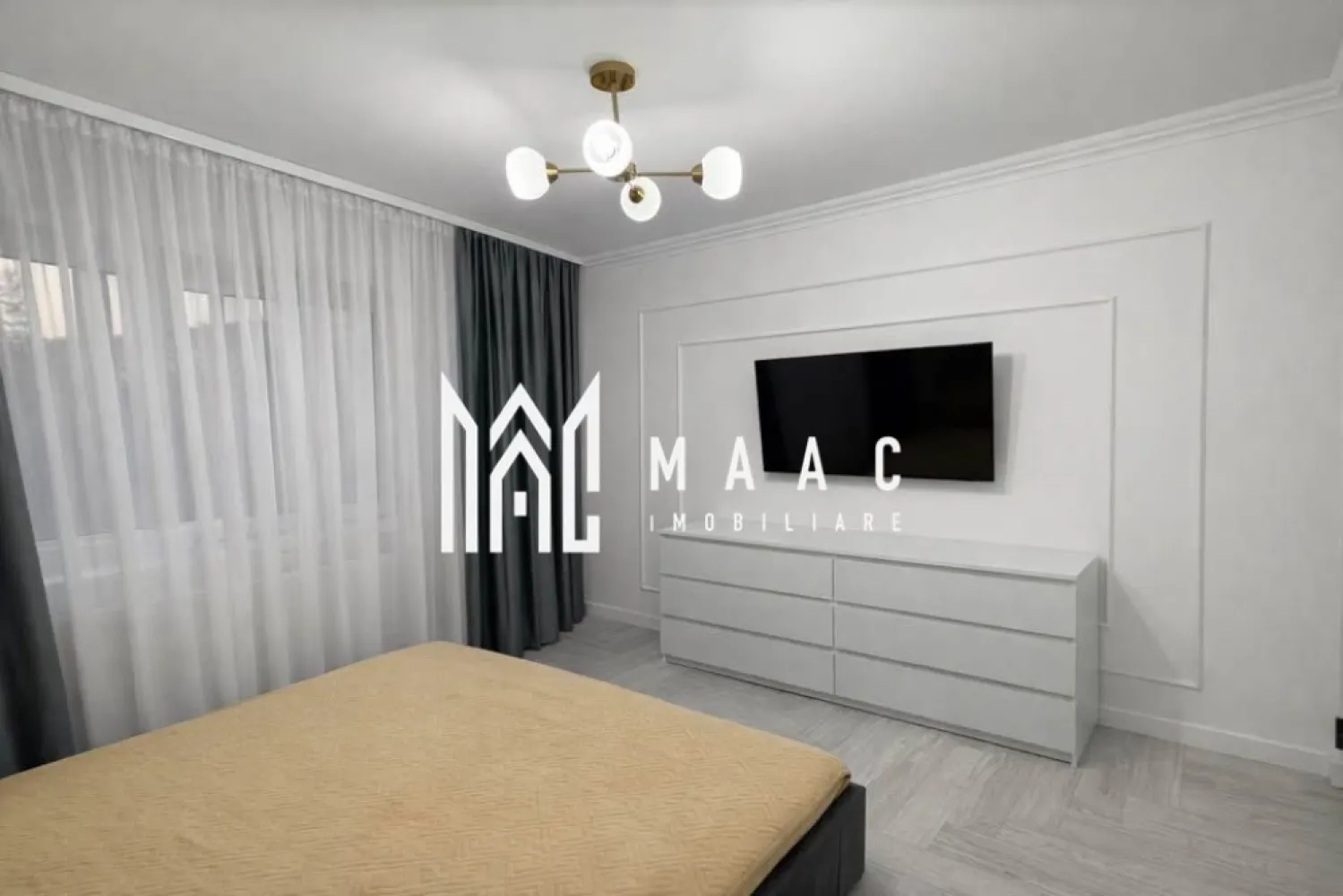 Apartament 3 camere | Ostroveni | Hermes | etaj 2 | LUX - Descoperă un cămin modern și rafinat, propus de MAAC Imobiliare, situat într-una dintre cele mai apreciate zone ale orașului – Ostroveni – Hermes. Vă prezentăm un apartament deosebit cu 3 camere, decomandat, amplasat la etajul 2 din 4, cu o suprafață de 52 mp, ideal pentru cei care își doresc confort, eleganță și siguranța unei investiții fără costuri suplimentare. Locuința a fost renovată integral de la cărămidă, cu instalațiile electrice și sanitare complet înlocuite. Fiecare detaliu a fost atent ales, iar materialele utilizate sunt de calitate superioară, oferind un spațiu modern, durabil și primitor. Designul interior impresionează prin stilul contemporan, realizat în nuanțe elegante de gri și alb, completate de accente aurii și riflaje decorative prezente în toate camerele, care conferă un aer sofisticat și armonios. Compartimentarea este practică și funcțională: ✔ Living spațios și luminos, perfect pentru relaxare ✔ Dormitor matrimonial amenajat modern ✔ Cameră suplimentară – ideală pentru copil, birou sau dressing ✔ Bucătărie practică și elegantă ✔ Baie finisată modern ✔ Balcon ✔ Centrală proprie ✔ Etaj intermediar (2/4) ✔ Locuri de parcare disponibile Poziționarea este excelentă, cu acces rapid către magazine, școli, mijloace de transport și toate facilitățile necesare unui stil de viață confortabil. Acest apartament reprezintă alegerea ideală pentru o familie sau pentru oricine își dorește o locuință complet renovată, pregătită pentru mutare imediată. Pentru mai multe detalii sau pentru programarea unei vizionări, echipa MAAC Imobiliare vă stă la dispoziție! CP2947177 }}