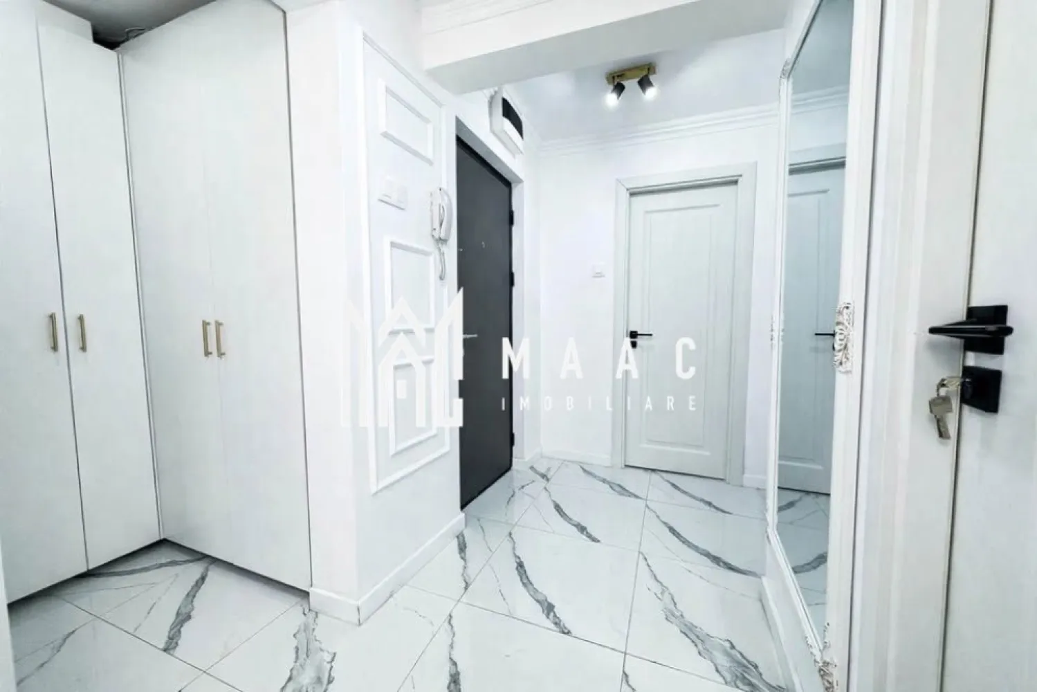 Apartament 3 camere | Ostroveni | Hermes | etaj 2 | LUX - Descoperă un cămin modern și rafinat, propus de MAAC Imobiliare, situat într-una dintre cele mai apreciate zone ale orașului – Ostroveni – Hermes. Vă prezentăm un apartament deosebit cu 3 camere, decomandat, amplasat la etajul 2 din 4, cu o suprafață de 52 mp, ideal pentru cei care își doresc confort, eleganță și siguranța unei investiții fără costuri suplimentare. Locuința a fost renovată integral de la cărămidă, cu instalațiile electrice și sanitare complet înlocuite. Fiecare detaliu a fost atent ales, iar materialele utilizate sunt de calitate superioară, oferind un spațiu modern, durabil și primitor. Designul interior impresionează prin stilul contemporan, realizat în nuanțe elegante de gri și alb, completate de accente aurii și riflaje decorative prezente în toate camerele, care conferă un aer sofisticat și armonios. Compartimentarea este practică și funcțională: ✔ Living spațios și luminos, perfect pentru relaxare ✔ Dormitor matrimonial amenajat modern ✔ Cameră suplimentară – ideală pentru copil, birou sau dressing ✔ Bucătărie practică și elegantă ✔ Baie finisată modern ✔ Balcon ✔ Centrală proprie ✔ Etaj intermediar (2/4) ✔ Locuri de parcare disponibile Poziționarea este excelentă, cu acces rapid către magazine, școli, mijloace de transport și toate facilitățile necesare unui stil de viață confortabil. Acest apartament reprezintă alegerea ideală pentru o familie sau pentru oricine își dorește o locuință complet renovată, pregătită pentru mutare imediată. Pentru mai multe detalii sau pentru programarea unei vizionări, echipa MAAC Imobiliare vă stă la dispoziție! CP2947177 }}