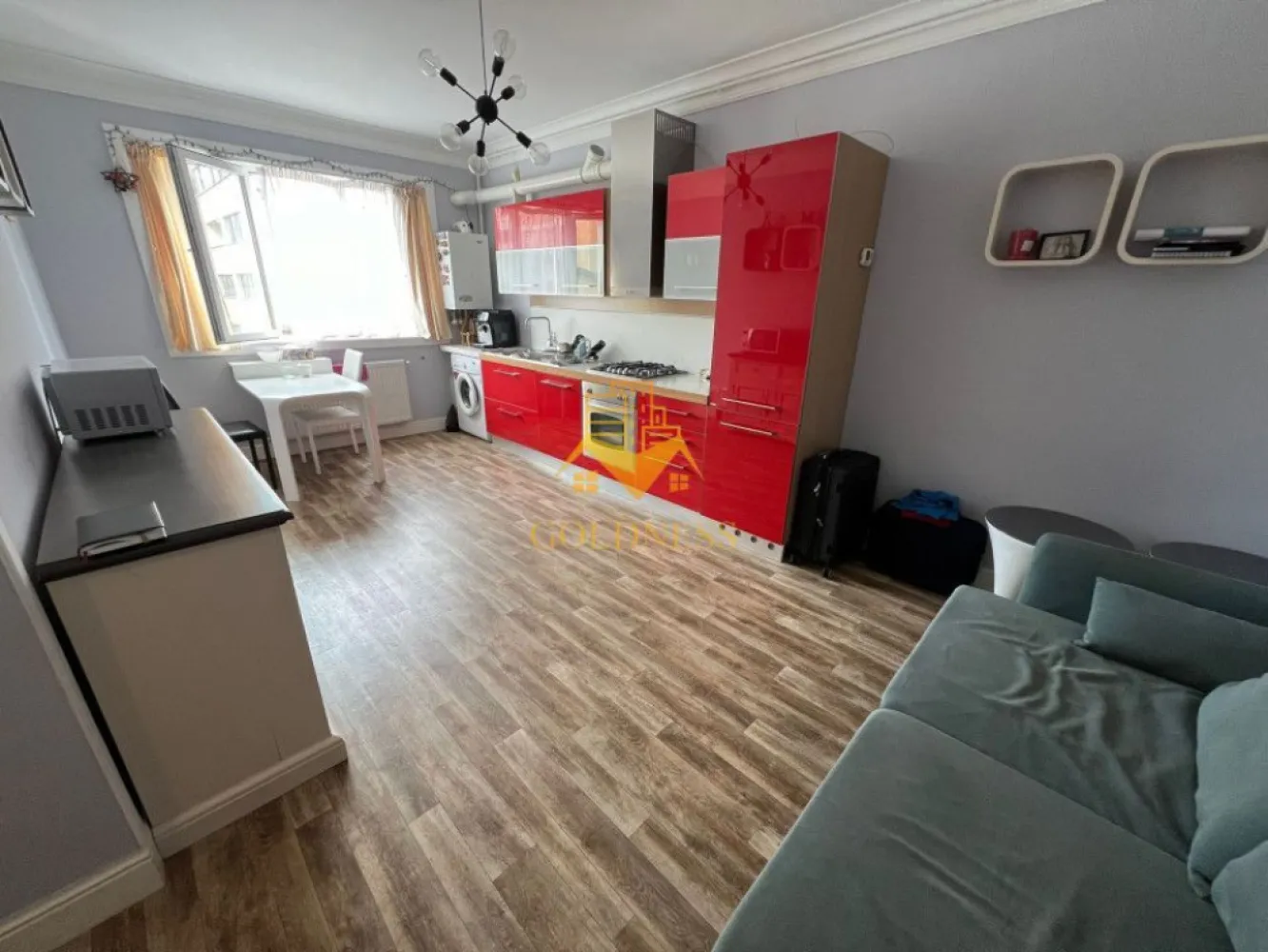 2 camere open space, modern, FSEGA, Iulius Mall, Gheorgheni, Panemar - GOLDNESS Imobiliare vă propune spre închiriere un apartament cu 2 camere open-space complet mobilat și utilat, la etajul 1 într-un imobil de 4 etaje, în cartierul Gheorgheni, la 5 minute de FSEGA, Strada Vaida Voievod, langa Panemar. Se percep 2 luni de garantie care se pot plati esalonat in 2-3 luni! Apartamentul este compartimentat astfel: - dormitor cu pat matrimonial, dressing, noptiere, comoda Tv - living cu bucatarie open-space complet utilată si mobilata, canapea extensibilă, loc de servit masa - baie cu cabina de dus, calorifer port prosop inox și dulap pentru depozitare. Imobilul este dotat cu toate cele necesare- centrală proprie, mașină de spălat haine cu uscator, frigider, plită electrică, hotă, etc. Se află în apropierea stațiilor de transport în comun, magazine, restaurante, spații verzi, farmacii, etc. Posibilitate de parcare in zona! Pentru intermediere se percepe un comision de 50% din prețul chiriei! Dacă sunteți interesați de acest apartament și doriți să îl vizionați, dar și pentru alte oferte sau detalii nu ezitați să ne contactați telefonic sau prin e-mail - goldnessimobiliare@gmail.com. Vă stăm la dispoziție! Pentru intermediere se percepe un comision de 50% din prețul chiriei! }}