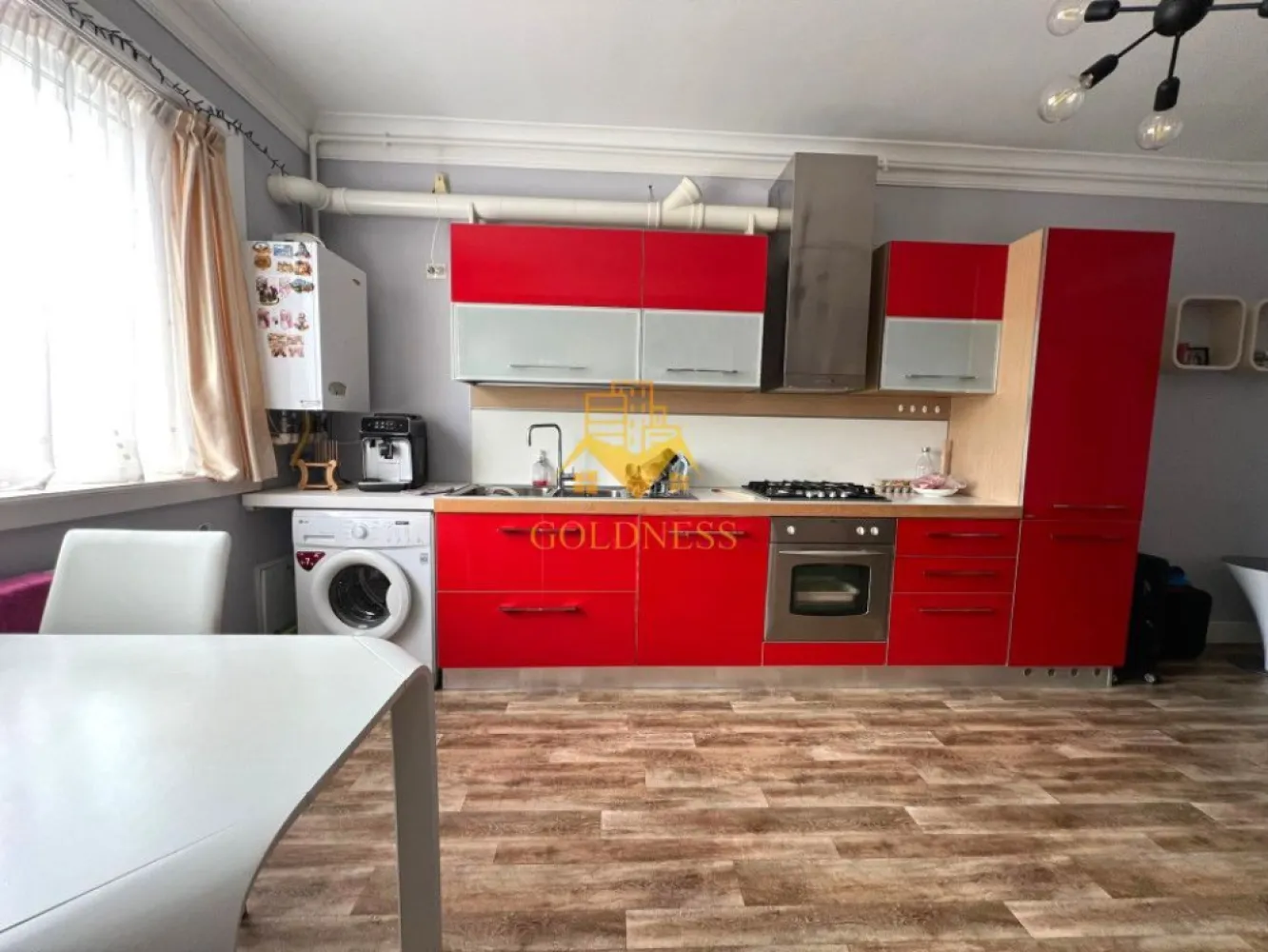 2 camere open space, modern, FSEGA, Iulius Mall, Gheorgheni, Panemar - GOLDNESS Imobiliare vă propune spre închiriere un apartament cu 2 camere open-space complet mobilat și utilat, la etajul 1 într-un imobil de 4 etaje, în cartierul Gheorgheni, la 5 minute de FSEGA, Strada Vaida Voievod, langa Panemar. Se percep 2 luni de garantie care se pot plati esalonat in 2-3 luni! Apartamentul este compartimentat astfel: - dormitor cu pat matrimonial, dressing, noptiere, comoda Tv - living cu bucatarie open-space complet utilată si mobilata, canapea extensibilă, loc de servit masa - baie cu cabina de dus, calorifer port prosop inox și dulap pentru depozitare. Imobilul este dotat cu toate cele necesare- centrală proprie, mașină de spălat haine cu uscator, frigider, plită electrică, hotă, etc. Se află în apropierea stațiilor de transport în comun, magazine, restaurante, spații verzi, farmacii, etc. Posibilitate de parcare in zona! Pentru intermediere se percepe un comision de 50% din prețul chiriei! Dacă sunteți interesați de acest apartament și doriți să îl vizionați, dar și pentru alte oferte sau detalii nu ezitați să ne contactați telefonic sau prin e-mail - goldnessimobiliare@gmail.com. Vă stăm la dispoziție! Pentru intermediere se percepe un comision de 50% din prețul chiriei! }}