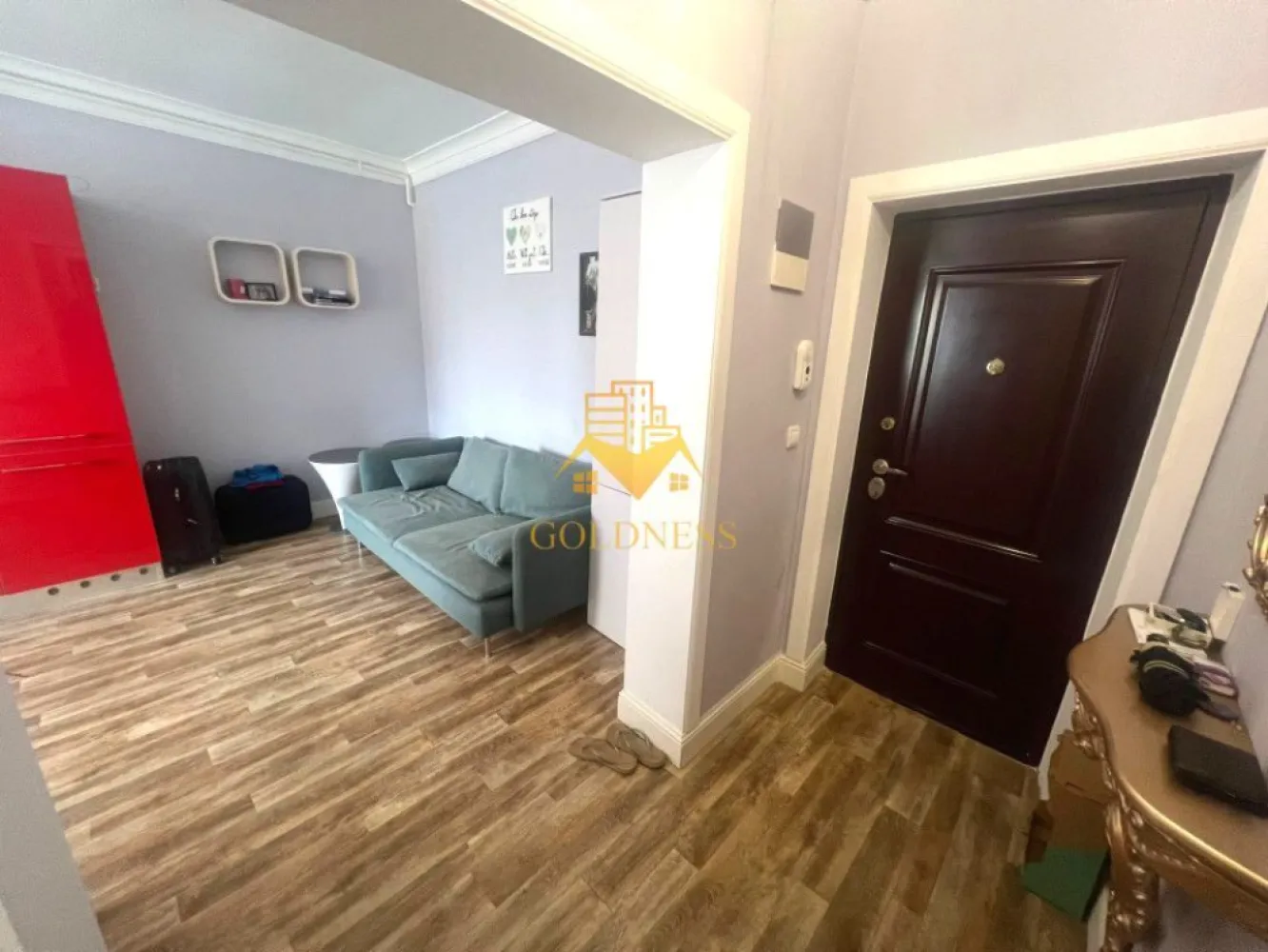 2 camere open space, modern, FSEGA, Iulius Mall, Gheorgheni, Panemar - GOLDNESS Imobiliare vă propune spre închiriere un apartament cu 2 camere open-space complet mobilat și utilat, la etajul 1 într-un imobil de 4 etaje, în cartierul Gheorgheni, la 5 minute de FSEGA, Strada Vaida Voievod, langa Panemar. Se percep 2 luni de garantie care se pot plati esalonat in 2-3 luni! Apartamentul este compartimentat astfel: - dormitor cu pat matrimonial, dressing, noptiere, comoda Tv - living cu bucatarie open-space complet utilată si mobilata, canapea extensibilă, loc de servit masa - baie cu cabina de dus, calorifer port prosop inox și dulap pentru depozitare. Imobilul este dotat cu toate cele necesare- centrală proprie, mașină de spălat haine cu uscator, frigider, plită electrică, hotă, etc. Se află în apropierea stațiilor de transport în comun, magazine, restaurante, spații verzi, farmacii, etc. Posibilitate de parcare in zona! Pentru intermediere se percepe un comision de 50% din prețul chiriei! Dacă sunteți interesați de acest apartament și doriți să îl vizionați, dar și pentru alte oferte sau detalii nu ezitați să ne contactați telefonic sau prin e-mail - goldnessimobiliare@gmail.com. Vă stăm la dispoziție! Pentru intermediere se percepe un comision de 50% din prețul chiriei! }}